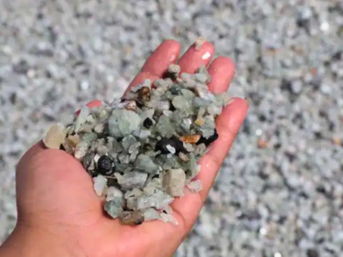 A australiana Lynas Rare Earths vai comprar o projeto Caldeira, em Minas Gerais, por R$ 3,5 bilhões em uma troca de ações. O projeto é considerado um dos maiores depósitos de terras raras fora da China, com recursos estimados em 128 milhões de toneladas e reservas expressivas de neodímio, praseodímio, disprósio e térbio. A operação reforça a importância estratégica do Brasil na corrida global por minerais críticos.

As terras raras são essenciais para celulares, veículos elétricos, turbinas eólicas e equipamentos de defesa. A China concentra cerca de 70% da produção mundial, o que tem levado EUA e União Europeia a buscarem novas fontes. O Brasil detém a segunda maior reserva do mundo, e o interesse internacional cresce enquanto o país implementa sua nova lei de minerais críticos.