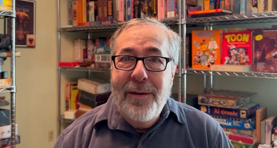 O lendário designer Warren Spector, criador de franquias como Thief, Deus Ex e Epic Mickey, anunciou sua saída do desenvolvimento de jogos após trabalhar em 17 títulos. Spector diz que é hora de escrever livros, ler muito e ajudar novos talentos como consultor e palestrante.

O adeus também vem com um alerta: a indústria que ele ajudou a construir mudou e, nas palavras dele, já não é tão divertida. Com a ganância corporativa gerando demissões em massa e fechamento de estúdios, criadores visionários estão sendo deixados de lado. Talvez a nova geração mereça um mercado de games mais saudável e criativo.