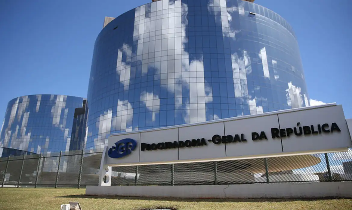 A PGR decidiu investigar o relatório da PF que expôs mensagens do ex-banqueiro Daniel Vorcaro ao ministro Alexandre de Moraes. Paulo Gonet pediu à Polícia Federal esclarecimentos sobre a elaboração do documento e apontou que um ministro do STF não pode conduzir investigações pré-processuais contra outro colega de Corte.

Para a procuradoria, qualquer apuração envolvendo um ministro do Supremo deve passar pelo plenário, e não pelo relator. A decisão reforça o combate ao lawfare e rejeita o uso seletivo da polícia como arma política. Em meio a uma ofensiva para desestabilizar o STF, essa é uma resposta institucional importante.