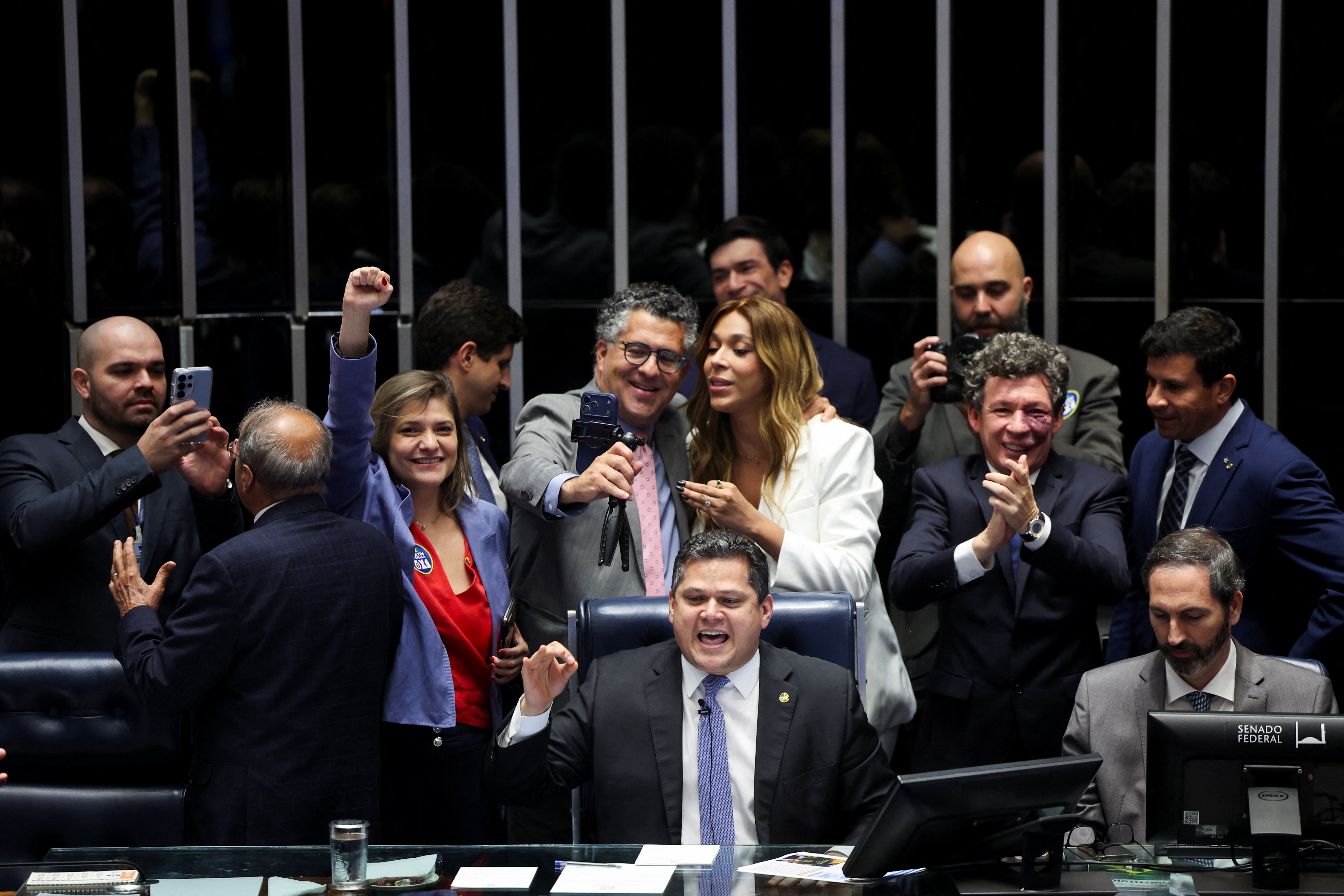 O Brasil acaba de fazer história. A emenda constitucional que põe fim à cruel escala 6x1 foi oficialmente promulgada, marcando a primeira grande mudança nas regras gerais da jornada de trabalho desde 1988.

Por décadas, os trabalhadores foram obrigados a encarar seis dias de trabalho por apenas um de descanso. Agora, o direito a dois dias de folga remunerada por semana finalmente está no horizonte, com a jornada máxima caindo de 44 para 40 horas sem qualquer redução no salário.

A transição é gradual, mas concreta: 42 horas em até 60 dias após a publicação, e 40 horas cheias depois de 14 meses. É uma vitória histórica da classe trabalhadora pela dignidade, pelo descanso e por uma vida de verdade fora do trabalho.