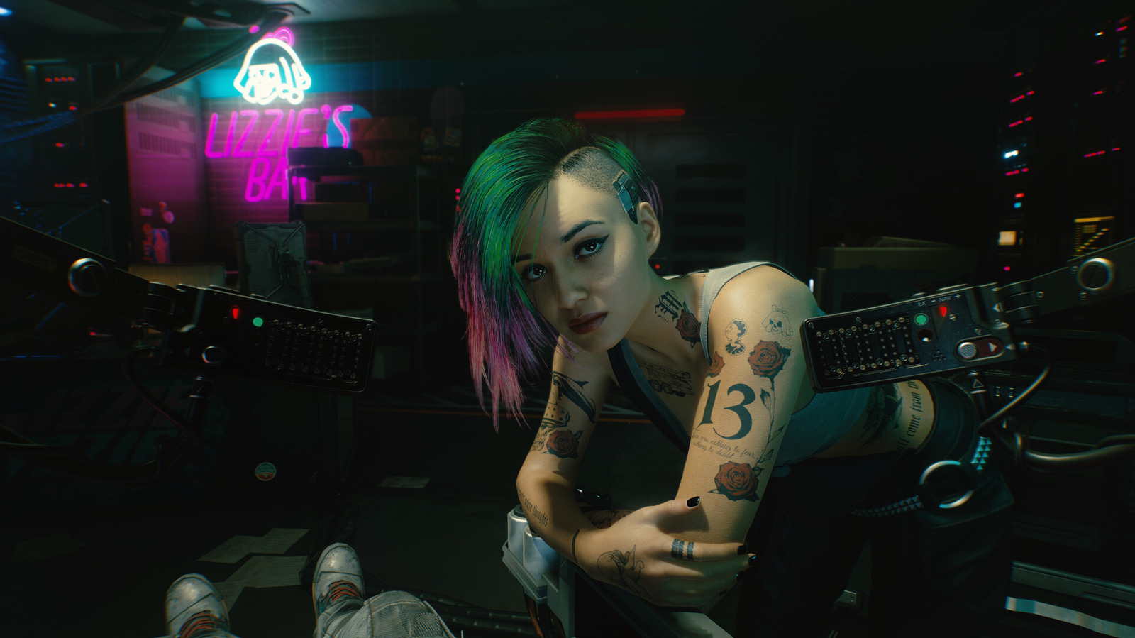 Night City está oficialmente a caminho do cinema. A Paramount Pictures está desenvolvendo um filme live-action ambientado no mundo de Cyberpunk 2077, com a CD Projekt Red na produção ao lado de Lorenzo di Bonaventura, produtor responsável por sucessos de ação que vão de Red a vários filmes da franquia Transformers.

A informação foi divulgada pela Deadline e o projeto ainda está em fase inicial, sem roteiro ou elenco definidos. Mesmo assim, chega num momento em que adaptações de videogames dominam as telas e atraem públicos enormes pelo mundo.

O universo de Cyberpunk já mostrou que vai muito além dos consoles, com o aclamado anime Cyberpunk: Edgerunners na Netflix, que ganhará uma segunda temporada. Agora essa distopia neon e intensa recebe o tratamento completo de Hollywood. Os detalhes ainda são escassos, então prepare-se para a expectativa crescer rápido.