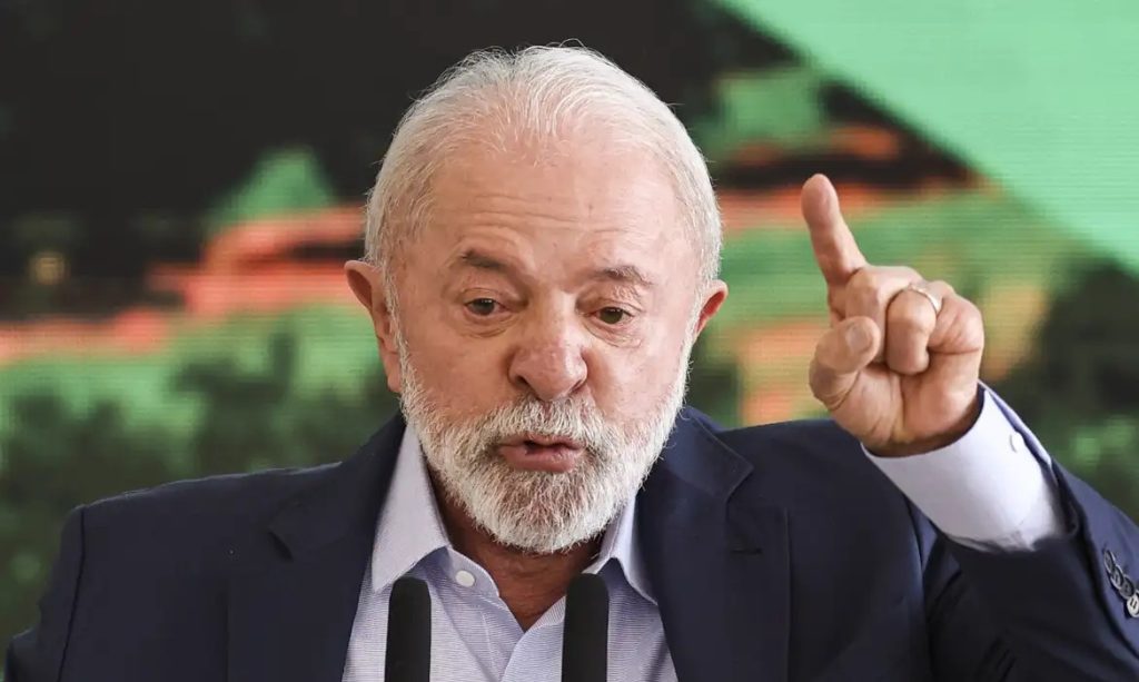 O presidente Lula elevou o tom contra o secretário de Estado dos EUA, Marco Rubio, ao chamá-lo de 'bolsonarista' e 'latino-americano frustrado' que não gosta do Brasil. A declaração foi dada durante visita ao Inpe, em meio à escalada das tarifas e à tensão diplomática entre Brasília e Washington.

Mesmo com o discurso duro, Lula indicou que pretende manter um canal direto com Trump e buscar conversar com o presidente americano na próxima semana sobre tarifas, relações bilaterais e a guerra na Ucrânia. O presidente também rebateu as críticas ambientais dos EUA destacando dados oficiais de queda no desmatamento no Brasil.