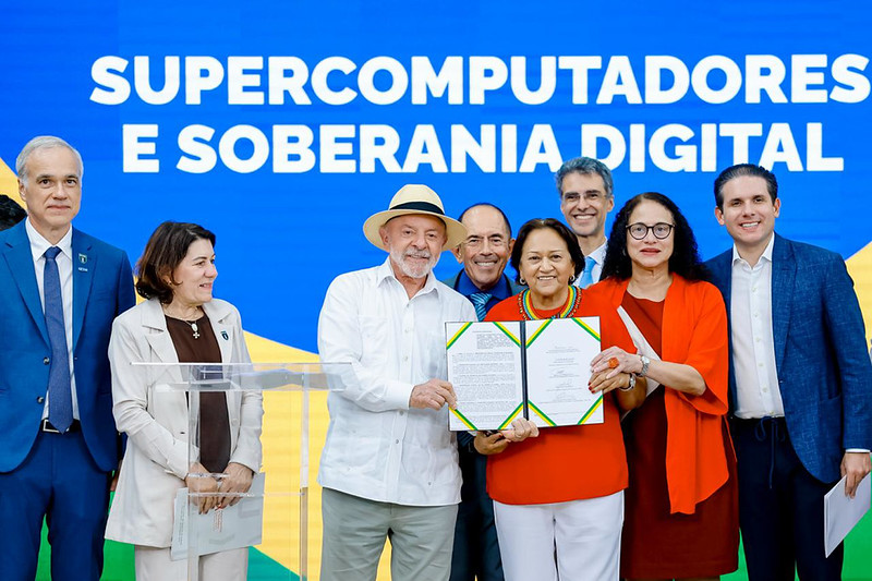 O Brasil deu um passo gigante para se posicionar na corrida global de inteligência artificial. O presidente Lula anunciou um supercomputador de R$ 1,06 bilhão que será instalado no Rio Grande do Norte, com mais de 50 mil núcleos de processamento e impressionantes 7,2 quintilhões de operações por segundo em tarefas de IA. Muito mais do que uma máquina poderosa, é um verdadeiro marco de soberania tecnológica.

Integrado ao Plano Brasileiro de Inteligência Artificial, o equipamento estará disponível para universidades, startups, centros de pesquisa e órgãos públicos, impulsionando estudos em saúde, agricultura, clima e outros setores. Com investimentos estratégicos fora dos tradicionais polos de tecnologia, o país aposta na descentralização, na formação de talentos e na inovação feita no Brasil. O futuro da IA na América Latina acaba de ficar muito mais promissor.