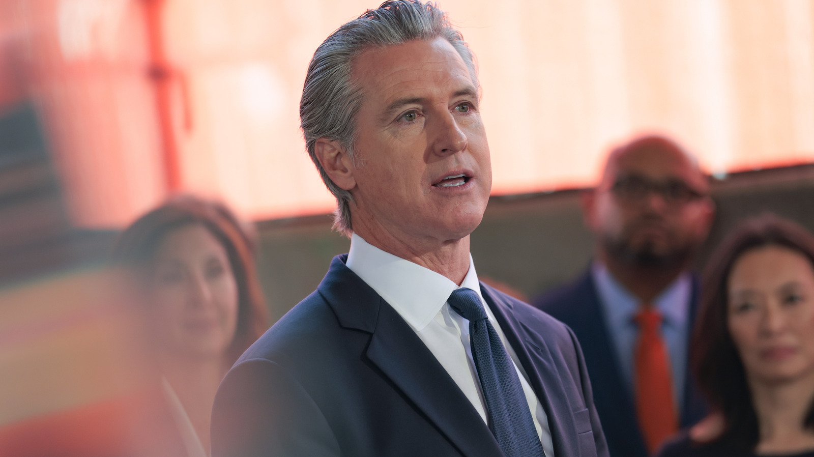 A Califórnia acabou de traçar uma linha dura no chão. O governador Gavin Newsom assinou uma lei que proíbe autoridades públicas de emitir memecoins, uma forma de criptomoeda baseada em piadas da internet, tendências ou fama, e de lucrar com esquemas cripto ligados ao próprio cargo.

A medida vem na esteira do rastro de destruição deixado pela memecoin do presidente Donald Trump em 2025, que teria evaporado cerca de US$ 3,8 bilhões de quase um milhão de investidores. A nova regra também impede que qualquer empresa crie um token usando a imagem ou a semelhança de uma autoridade pública, fechando a brecha que permite a políticos alugar a própria marca em troca de lucro.

É parte de uma ofensiva mais ampla: Newsom também criou canais oficiais para ajudar vítimas de fraudes com cripto a recuperar o dinheiro e para apreender ativos digitais de redes criminosas transnacionais. A mensagem é direta. Cargo público não é esquema de enriquecimento rápido, e quem foi lesado merece algo melhor do que uma moeda-piada com um rosto famoso estampado.