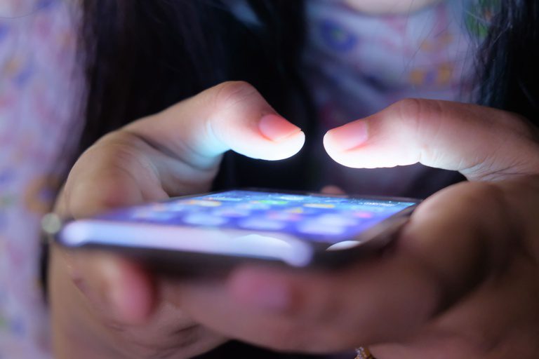 O Brasil acabou de reescrever as regras para a infância digital. O ECA Digital está em pleno vigor, trazendo um conjunto amplo de proteções legais para crianças e adolescentes nas redes sociais, aplicativos e videogames. A lei mira diretamente a monetização predatória de jogos, proibindo loot boxes em títulos voltados a menores e obrigando plataformas a projetar produtos com a segurança infantil em primeiro lugar.

Além dos games, o estatuto exige verificação de idade, privacidade como padrão e ferramentas acessíveis de controle parental. Também elimina a publicidade direcionada baseada em perfilamento comportamental de menores e determina a remoção imediata de conteúdos de exploração infantil. Empresas que descumprirem as regras podem levar multas de até R$ 50 milhões. Uma grande vitória para as famílias e um sério alerta para as indústrias de tecnologia e games.