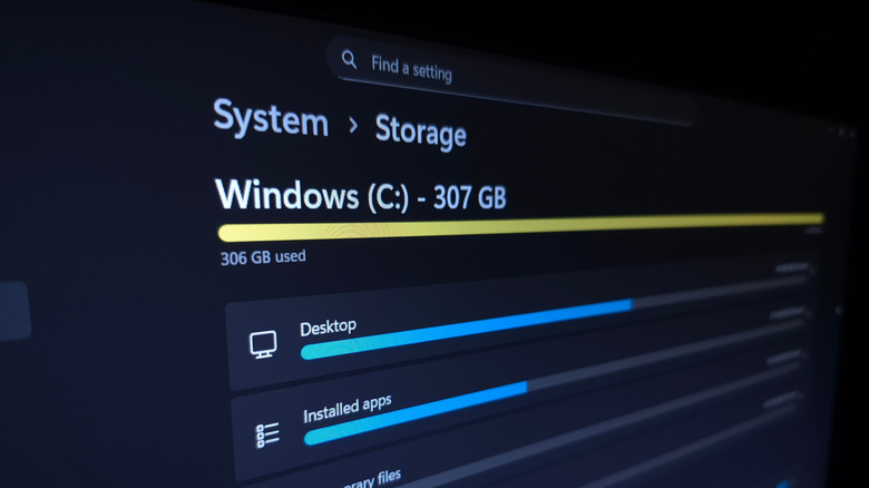Seu PC Windows está ficando sem espaço? Este guia prático mostra como usar as configurações de armazenamento do sistema para descobrir exatamente para onde seus gigabytes estão indo — de aplicativos instalados e arquivos temporários a dados ocultos do Windows.

Vá além do básico com ferramentas poderosas como o TreeSize Free para mapear visualmente suas maiores pastas e ative o Storage Sense para automatizar a limpeza. Livre-se da bagunça e dê ao seu computador o espaço que ele merece.