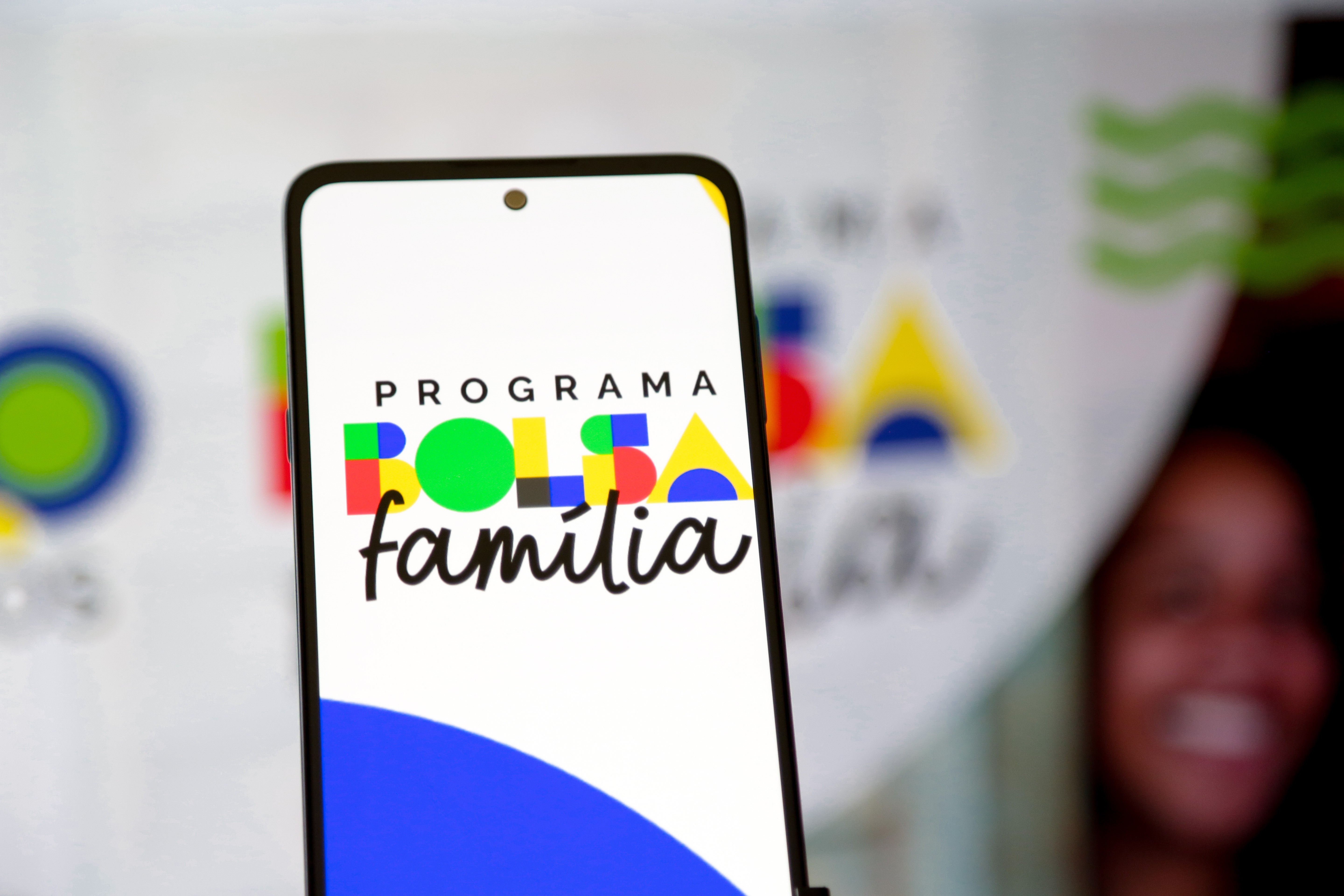 Começou! Os pagamentos do Bolsa Família de agosto de 2026 começam nesta terça-feira, dia 18, e seguem até o fim do mês. O benefício é liberado de forma escalonada, de acordo com o último dígito do NIS, o que ajuda as famílias a se organizarem e a garantirem o dinheiro.

Além do valor mínimo de R$ 600, o programa mantém os adicionais de R$ 150 para crianças de até 6 anos e R$ 50 para gestantes, crianças e adolescentes de 7 a 17 anos, e R$ 50 para bebês de até seis meses. Dá para conferir a data e movimentar o benefício direto pelo app Caixa Tem.

O Bolsa Família segue como um dos principais instrumentos de proteção social do país, unindo transferência de renda a contrapartidas essenciais em educação, saúde e vacinação. Quem depende do benefício deve ficar atento ao calendário para não perder a data de pagamento.