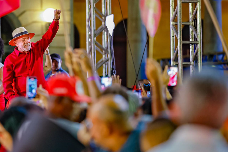 A nova pesquisa BTG/Nexus entrega um recado poderoso para a esquerda brasileira: o presidente Lula lidera o primeiro turno com 41%, contra 37% do rival de extrema direita Flávio Bolsonaro — e segue competitivo em todos os cenários de segundo turno testados.

Os números mostram uma força impressionante. Lula domina entre mulheres, jovens, famílias de baixa renda e beneficiários do Bolsa Família — prova de que a política social e as raízes populares ainda movem o coração do país. Com 61% entre beneficiários e 55% entre os mais pobres, a base da esquerda está viva e mobilizada.

Aprovação em 48%, grande alcance de campanha e vantagem sólida no Nordeste mantêm o sonho progressista vivo para 2026. A disputa é apertada, mas o vento sopra a favor.