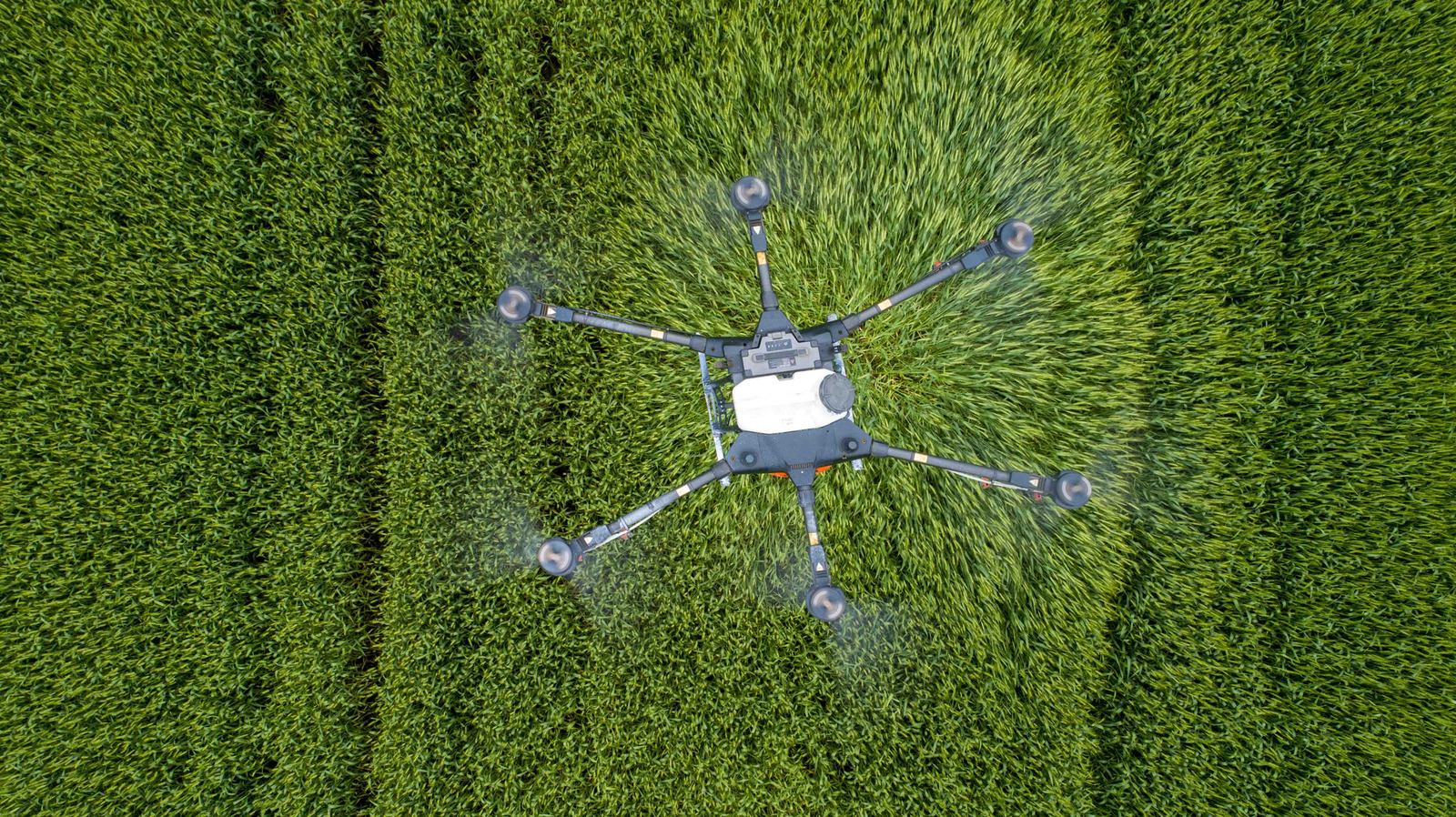 O governo dos EUA acaba de tornar a importação de drones bem mais cara: uma nova rodada de tarifas atinge drones pesados e 'sensíveis' com taxas de até 100%. Modelos acima de 25kg, além de aeronaves com estações de acoplamento ou imagem térmica, estão na mira, e até drones mais leves da DJI enfrentam tarifa de 25%. O objetivo oficial é segurança nacional e produção local, mas o recado real é claro: depender menos da China, custe o que custar.

O problema? O mercado de drones não está pronto para uma virada rápida. Os modelos da DJI são tão avançados que praticamente não têm substitutos, e os EUA não têm cadeias de suprimentos locais, fábricas especializadas e mão de obra qualificada para produzir equivalentes da noite para o dia. Agricultores, inspetores de linhas de energia e equipes de resgate sentirão o aperto primeiro, enquanto importadores repassam a conta direto para os consumidores.

É teatro protecionista disfarçado de política de segurança. Tarifas não vão criar magicamente uma indústria de drones americana, nem vão deixar ninguém mais seguro. Só vão tornar uma tecnologia essencial mais cara e mais difícil de acessar.