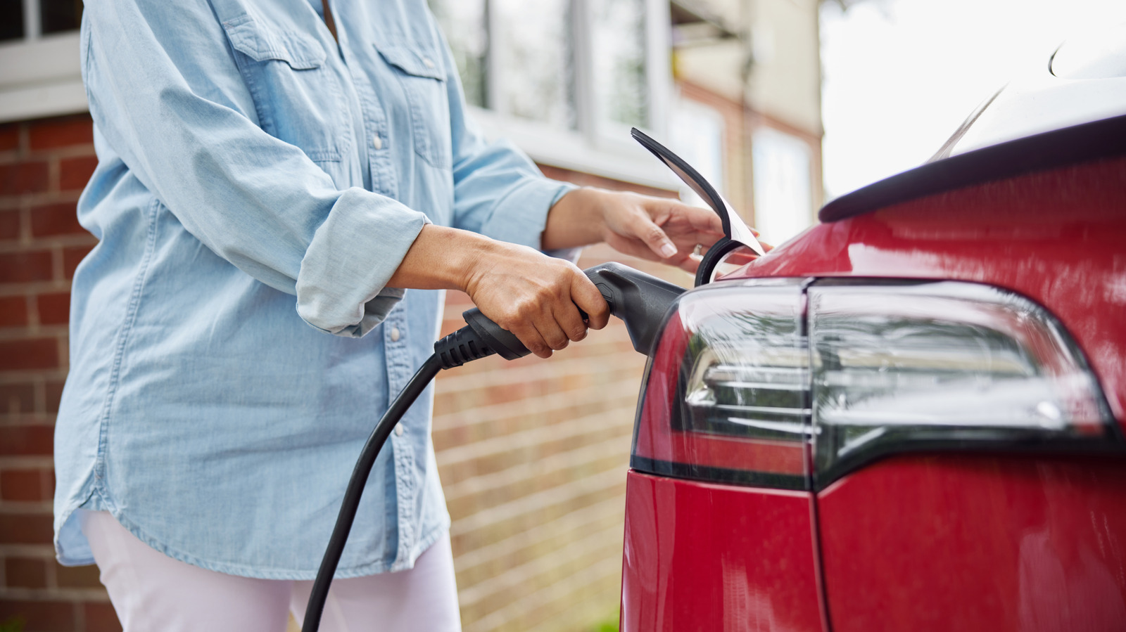Carregar um carro elétrico deixou de ser um mistério. O Engadget explica as diferenças reais entre os carregadores de Nível 1, 2 e 3 para você escolher o que combina com a sua rotina em vez de pagar caro por uma velocidade que talvez nunca use.

O Nível 1 usa uma tomada comum e adiciona cerca de 8 quilômetros de autonomia por hora, o suficiente para trajetos curtos do dia a dia. O Nível 2 sobe para 240 volts e pode passar de 48 quilômetros por hora, enquanto o Nível 3 entrega de 50kW a 500kW e recarrega uma bateria vazia em uma ou duas horas.

O detalhe é que velocidade custa caro. Instalar um Nível 2 pode sair por centenas de reais, e o carregamento ultrarrápido constante pode desgastar a bateria com o tempo. A jogada inteligente é escolher a opção mais lenta que ainda cobre a sua semana.