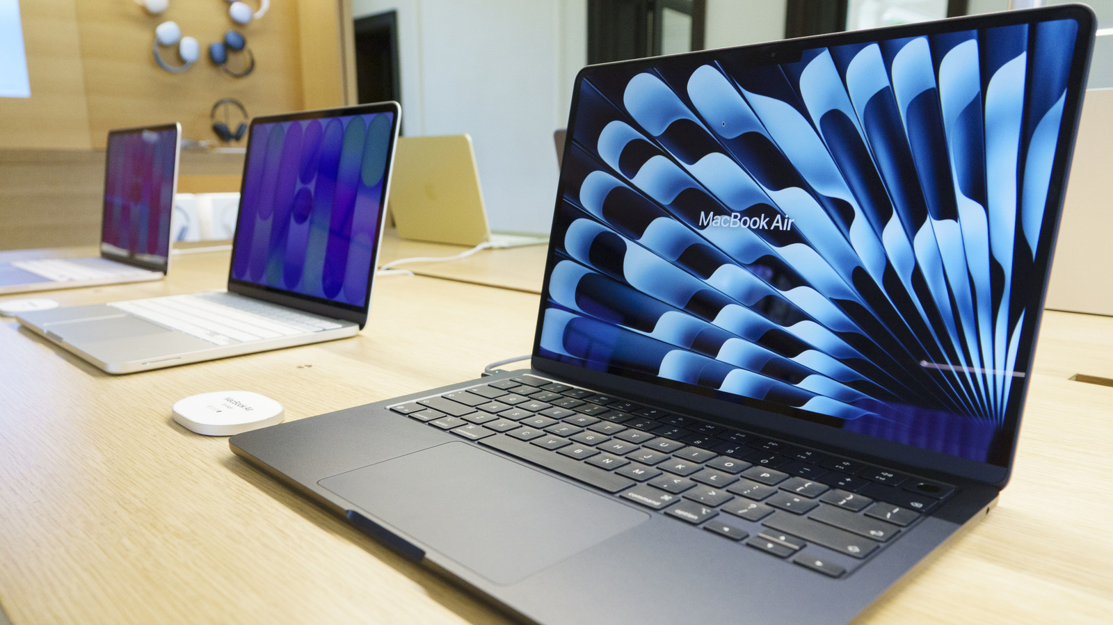 A Apple vende privacidade como diferencial, mas o seu MacBook ainda pode sair da caixa com ajustes que deixam seus dados mais expostos do que o necessário. Uma revisão rápida em Bloqueio de Tela, Touch ID, Serviços de Localização, permissões de câmera e microfone e conexão automática a redes Wi-Fi fecha portas fáceis para bisbilhoteiros, malware e rastreamento indesejado.

Um dos pontos mais surpreendentes é o firewall, que vem desativado por padrão no macOS. Ativá-lo e impedir conexões automáticas a redes abertas dá controle real em Wi-Fi público. Também vale limitar os anúncios personalizados e o compartilhamento de análises da Apple, para que sua rotina não entregue mais dados do que o necessário. Para reforçar a privacidade fora de casa, uma VPN confiável como a ProtonVPN é uma boa companhia.