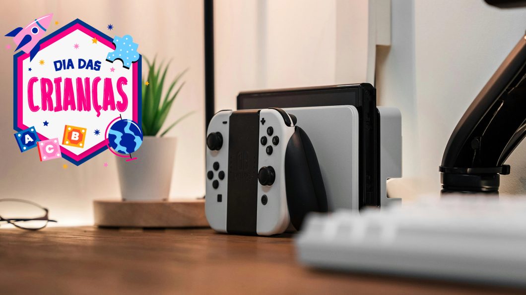 O bundle do Nintendo Switch OLED acaba de cair para um dos menores preços do ano, e chega bem a tempo do Dia das Crianças. Por R$ 1.952 no Pix no Magazine Luiza, você leva o console, o aclamado Super Mario Bros. Wonder e três meses de Nintendo Switch Online, com 28% de desconto sobre o preço original de R$ 2.699. Prefere parcelar? O mesmo link oferece até 10x sem juros por R$ 2.099.

O modelo OLED é a forma premium de jogar: a tela orgânica de 7 polegadas entrega cores mais vivas e preto perfeito, enquanto a dock redesenhada ganha porta Ethernet dedicada para partidas online estáveis e um suporte mais largo e ajustável para o modo semiportátil. Por dentro, o chip Nvidia Tegra X1, 64 GB de armazenamento interno expansível até 2 TB via microSDXC e bateria de 4,5 a 9 horas de uso portátil.

É aquele raro momento em que o preço finalmente faz sentido para famílias e fãs de longa data, unindo um platformer imperdível ao acesso online para a diversão continuar muito depois de abrir a caixa. Se você estava esperando para entrar nessa, essa é a janela antes que o estoque e os preços mudem de novo.