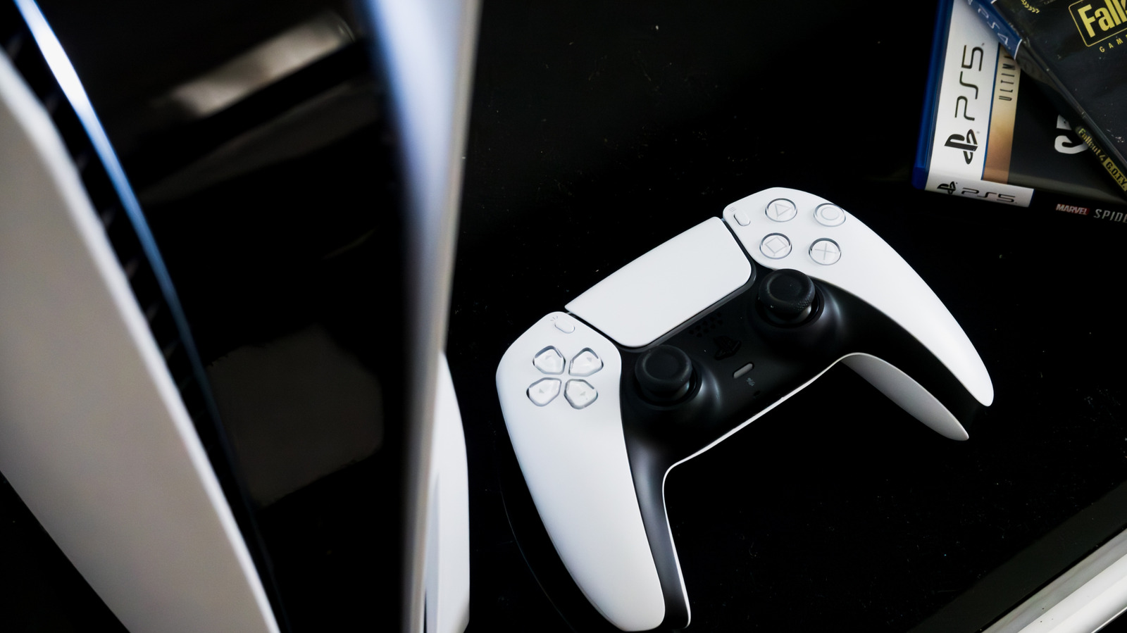 Seu console não liga para estar em pé ou deitado, mas o fluxo de ar, a prateleira e o cachorro agitado da casa ligam muito. Todos os modelos de PS5 e também o Xbox Series X e Series S foram projetados para funcionar nas duas posições, então a pergunta real não é estética, é sobrevivência.

As regras são simples e implacáveis. Deixe pelo menos dez centímetros de distância da parede, nunca enfie o console em um móvel fechado, mantenha tudo sobre uma superfície estável e limpe as entradas de ar antes que elas virem um tapete de poeira. Na vertical você economiza espaço, mas eleva o centro de gravidade e convida o tombo; na horizontal o aparelho fica firme e ainda facilita a vida com discos.

E tem a parte que ninguém quer ouvir: os preços dos consoles só sobem enquanto a Sony empurra quem ama mídia física para um futuro totalmente digital. Se você paga caro por hardware de ponta, pelo menos dê espaço para ele respirar, porque a indústria prefere te vender outro aparelho a respeitar o que você já tem.