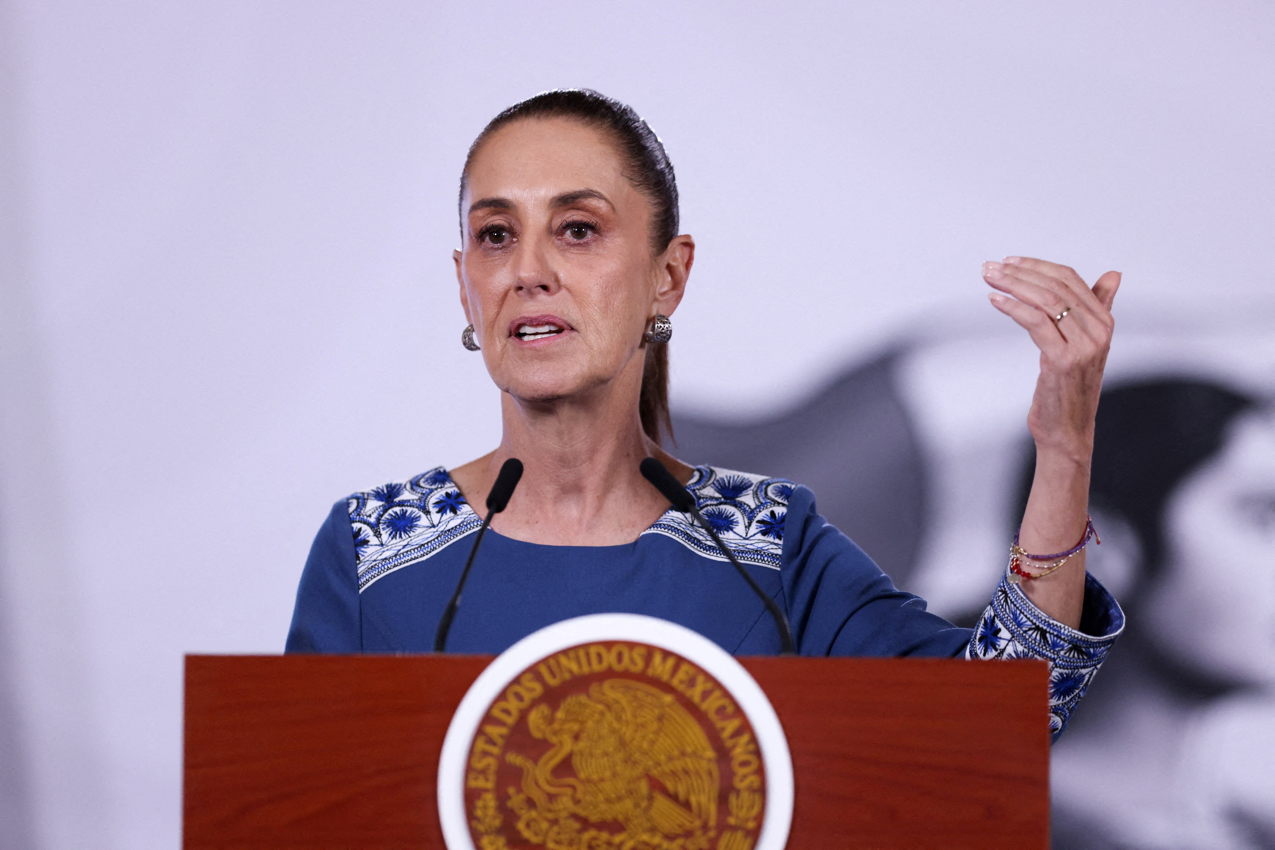 O México acaba de aumentar a pressão sobre as big techs. O governo deu às plataformas um mês para cumprir um decreto que as obriga a remover conteúdos violentos e sexuais, verificar a idade dos usuários e oferecer controle parental, além de configurações padrão de privacidade e segurança mais protetoras para menores.

A medida veio depois de um ataque a uma escola em Coahuila e se soma a um movimento global, da Europa à Austrália, para regular como as crianças vivem a internet. Meta, Microsoft, Apple, TikTok, Google, X e Huawei já foram chamadas para discutir o assunto, e autoridades avisam que quem não cumprir pode encarar novas leis.