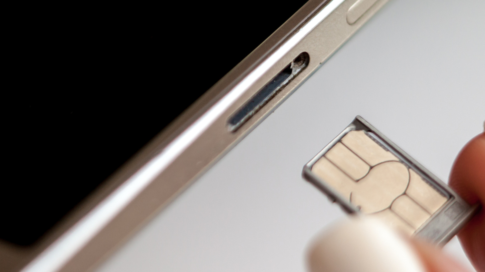 Trocar um chip físico geralmente é seguro com o celular ligado, mas um guia do Engadget explica por que desligar o aparelho ou ativar o modo avião antes pode evitar erros de rede chatos.

O pequeno ritual força o dispositivo a ler as novas configurações da operadora de forma limpa, reduzindo falhas e ajudando a conectar mais rápido. Se você está migrando para uma MVNO mais barata ou um plano local de viagem, alguns segundos de cautela deixam tudo mais tranquilo.

Usuários de Android com bandeja compartilhada de microSD também devem desmontar o cartão antes de removê-lo para não perder dados.