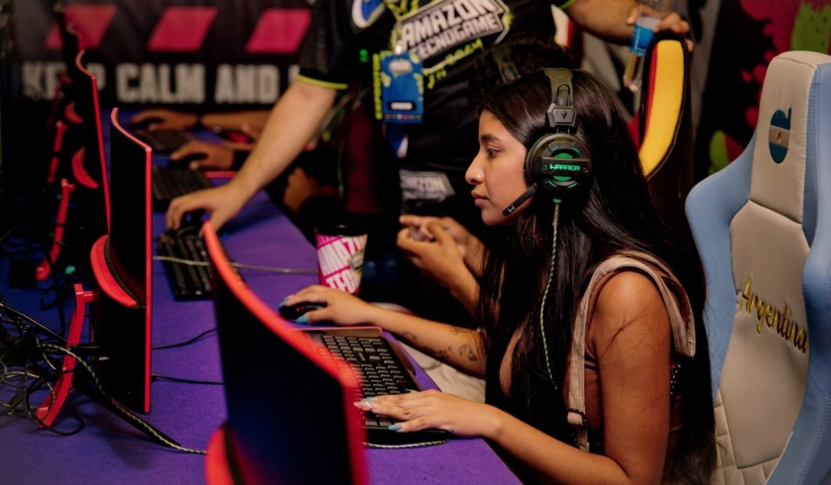 O Brasil está apostando alto nos seus próprios desenvolvedores. O governo federal anunciou R$ 200 milhões em novo financiamento para desenvolver games no país, liberados por meio da Finep, a agência pública que apoia pesquisa e inovação.

O pacote, revelado durante a abertura do festival Tecnogame 2026 em Manaus, também cria o 'Rouanet Games', que permitirá captar patrocínios pela Lei Rouanet. Os empréstimos do Fundo Setorial do Audiovisual ficam mais baratos: o piso cai de R$ 500 mil para R$ 150 mil e os juros recuam para TR mais 0,5% ao ano.

Para os desenvolvedores que há anos lutam por reconhecimento e financiamento justo, é uma virada de verdade. É um incentivo à integridade criativa e ao talento nacional, em vez das demissões em massa e dos fechamentos de estúdios movidos pelo lucro que a ganância corporativa insiste em impor mundo afora.