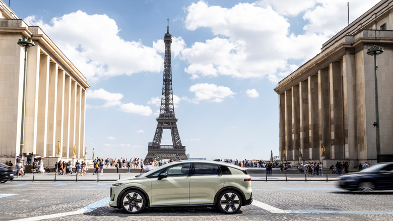 A Audi acaba de apresentar o A2 e-tron, seu elétrico mais eficiente de todos os tempos. O compacto de entrada entrega cerca de 646 km de autonomia com uma única carga e consome apenas 12,8 kWh por 100 km, resultado de um trabalho aerodinâmico caprichado e de um coeficiente de arrasto de apenas 0,24.

Dá para escolher entre baterias de 52, 61 ou 84 kWh. Mesmo no pacote maior, a recarga de 10% a 80% leva cerca de 29 minutos. O carro ainda oferece carregamento bidirecional, podendo alimentar bicicletas elétricas, notebooks e até funcionar como bateria reserva em casa.

As pré-vendas começam em 10 de setembro, com lançamento previsto para dezembro. Como foi feito sob medida para o mercado europeu, é pouco provável que chegue aos Estados Unidos.