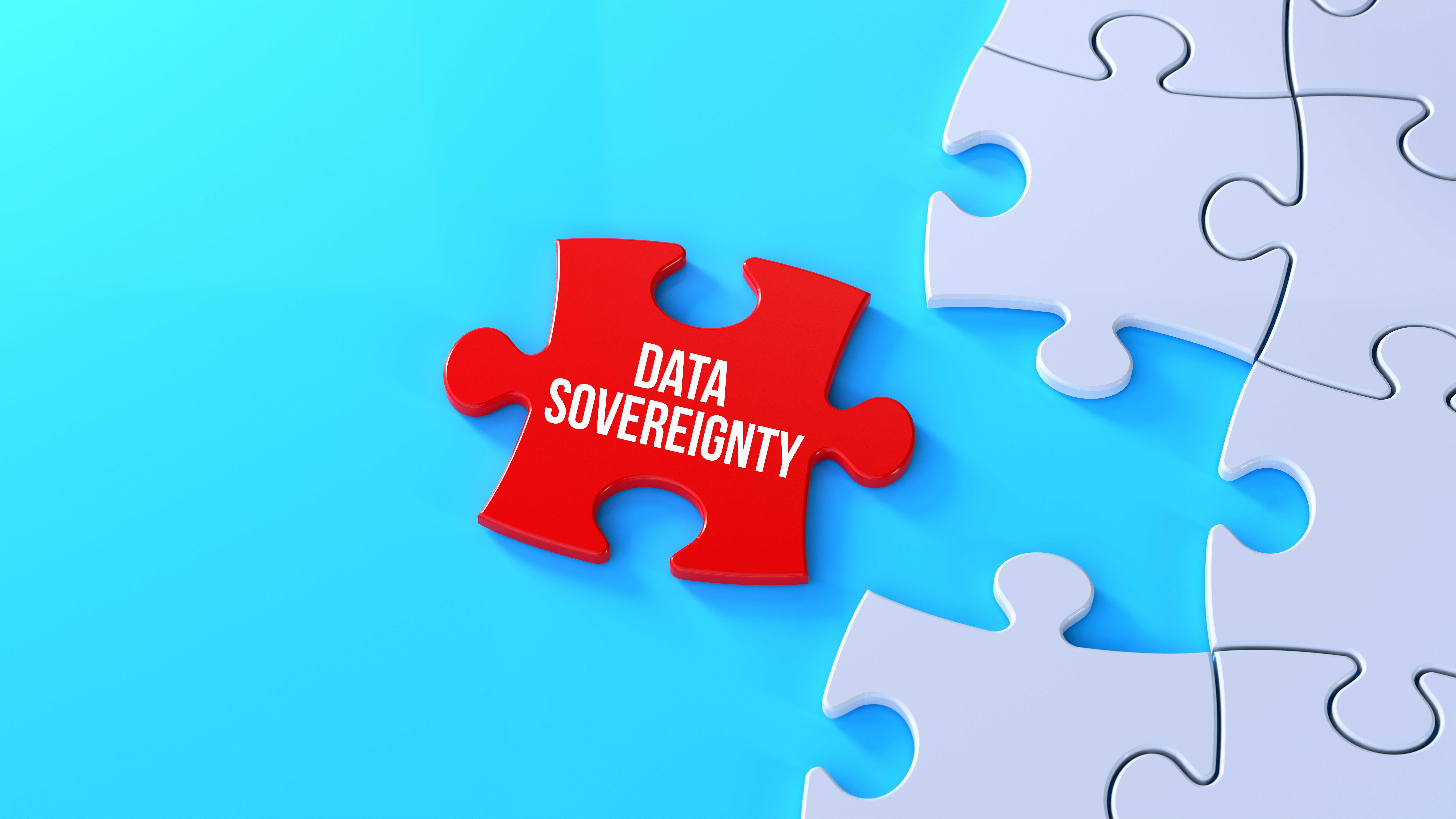 A Microsoft está elevando a aposta na soberania de dados com uma ampliação importante de suas ofertas de nuvem soberana, adicionando recursos de segurança, governança e IA para organizações que querem mais controle sobre onde os dados ficam e quem pode acessá-los.

O movimento responde à crescente pressão na Europa e em outras regiões por infraestrutura de nuvem capaz de resistir a mudanças regulatórias, geopolíticas e de segurança. Entre as novidades estão o Sovereign Control Panel, gestão externa de chaves, salas limpas confidenciais e opções locais do Azure, dando às empresas mais alavancagem sobre cargas sensíveis sem tirar a Microsoft completamente da equação.