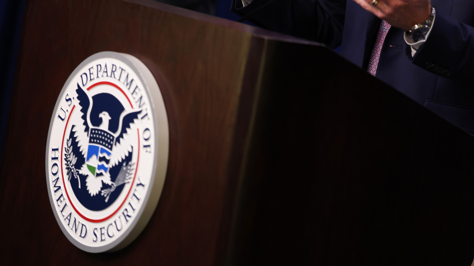 O Departamento de Segurança Interna dos EUA emitiu uma ordem ampla que proíbe o uso do DeepSeek em todas as agências civis federais e em seus sistemas de TI. O DHS alerta que o uso dos modelos da empresa chinesa de IA pode transferir dados sensíveis de funcionários e fornecedores do governo dos EUA para o governo chinês, além de afirmar que os modelos podem conter malware ou outras vulnerabilidades de segurança.

A medida também impede o DeepSeek de participar de contratos federais. Ela surge logo após o lançamento do modelo mais recente da empresa, o V4.1-Flash-1017, e depois de propostas anteriores no Congresso para banir o chatbot de dispositivos governamentais. O caso alimenta o debate sobre cadeias de suprimentos de IA, soberania de dados e como os governos devem lidar com ferramentas poderosas desenvolvidas no exterior.