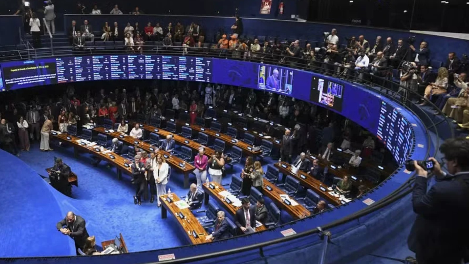 O Senado aprovou por 75 votos a 1 a PEC que acaba com a desumana escala 6x1 e reduz a jornada máxima de trabalho no Brasil. A mudança garante dois dias de repouso remunerado por semana e derruba o limite semanal de 44 para 42 horas em até dois meses após a publicação, chegando a 40 horas depois de um ano de transição, sem redução de salário. O único voto contrário veio de um senador da extrema-direita, enquanto a proposta foi apresentada por parlamentares da esquerda e é uma das maiores bandeiras do governo Lula.

Para os 14,8 milhões de brasileiros presos na rotina da 6x1, a votação é uma verdadeira libertação. Mães solo como Luciana, que trabalha nessa escala desde os 18 anos, descrevem uma vida em que o descanso nunca chegava e os filhos cresceram enquanto ela estava no transporte ou no trabalho. Agora ela fala em finalmente acompanhar a vida das filhas, ter dois dias de folga e simplesmente respirar depois de anos de exaustão física e mental.

É isso que a política pode fazer quando escuta o povo trabalhador em vez do lucro das empresas. A escala 6x1 nunca foi inevitável, era uma escolha de patrões que tratavam seres humanos como descartáveis. Acabar com ela é uma vitória da esquerda pela dignidade, pelo tempo e pela família, um lembrete de que direitos trabalhistas se conquistam com organização e pressão de baixo para cima, nunca de cima para baixo.
