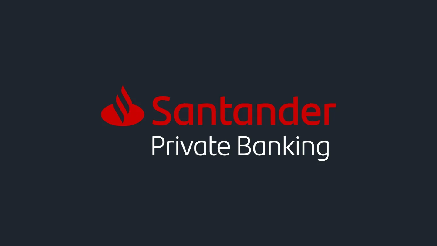 O Santander Visa Infinite Private chega para clientes de altíssima renda com um kit de boas-vindas à altura: uma caixa elegante e um porta-passaporte Louis Vuitton com temática de Paris, peça de coleção avaliada em US$645. O cartão exige a partir de R$ 30 milhões em investimentos e se posiciona como o topo da linha do banco.

Além da apresentação de luxo, o cartão oferece 6 pontos por dólar em gastos nacionais e 8 pontos por dólar no exterior, anuidade de R$ 10 mil, cinco adicionais gratuitos, acessos ilimitados ao Priority Pass e ao Visa Airport Companion, e bônus de boas-vindas de 300 mil pontos Esfera. É um produto de declaração para quem busca exclusividade, benefícios de viagem e recompensas robustas em um só pacote.