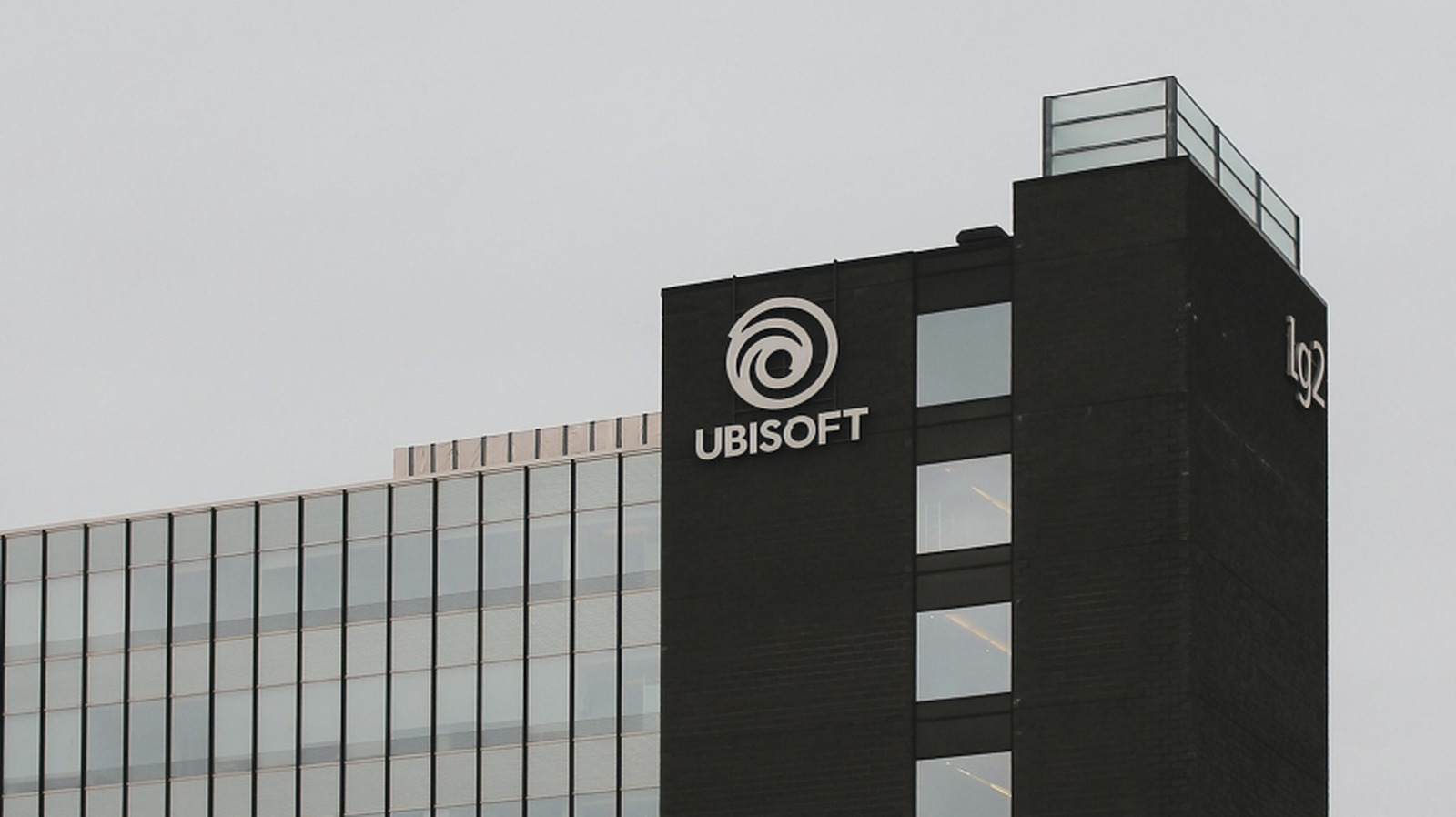 A Ubisoft propôs o fechamento do estúdio RedLynx, na Finlândia, colocando até 52 vagas em risco, e ainda corta cerca de 70 posições na Ubisoft Singapura, quase um quinto da equipe. Adquirida em 2011 e responsável pela série Trials, a RedLynx teve seu último projeto próprio cancelado pouco mais de um ano após um lançamento discreto. Já a Ubisoft Singapura, que finalmente lançou Skull and Bones em 2024 depois de anos de atrasos, agora é enxugada para se alinhar às próximas necessidades de produção.

É a mesma história cansativa de sempre: mais uma rodada de demissões disfarçada de reestruturação, mais um corte de custos que cancela jogos e fecha estúdios enquanto quem realmente os constrói fica para trás. A Ubisoft já fechou estúdios em Winnipeg e Belgrado, e encerrou a Ubisoft Halifax apenas duas semanas depois de os funcionários se sindicalizarem. Os desenvolvedores seguem pagando a conta de apostas corporativas que nunca deram certo, e a indústria insiste em fingir que isso é normal.

O problema nunca foi o talento. É a busca sem fim pelo lucro às custas de quem faz os jogos. Apoie quem desenvolve, defenda a sindicalização e cobre das publishers que parem de tratar estúdios como itens descartáveis em uma planilha.