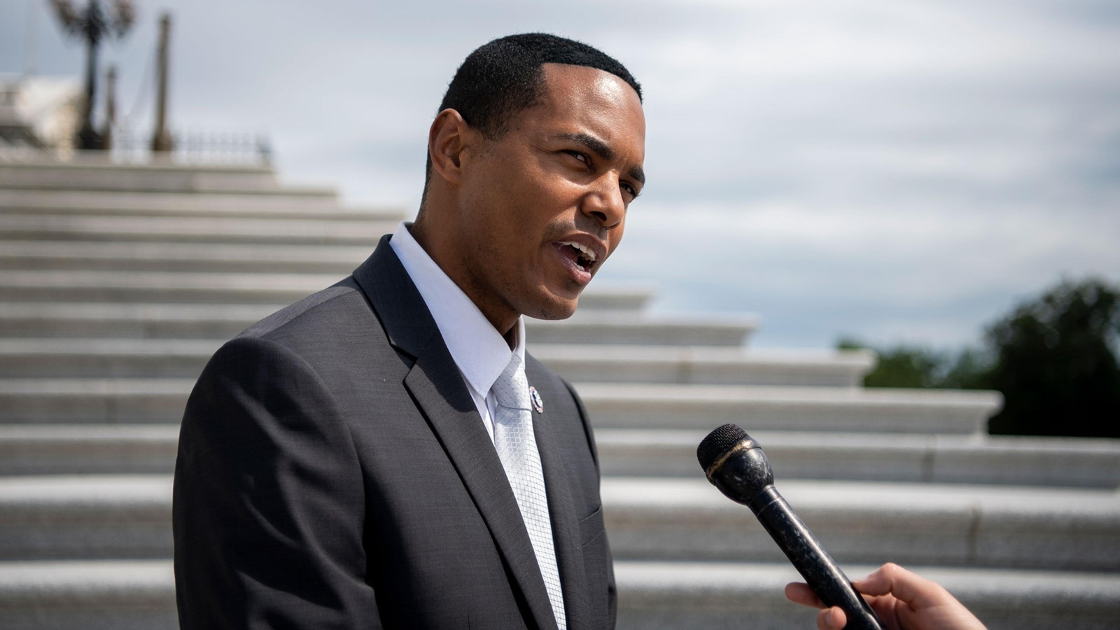 Um deputado de Nova York acaba de mirar diretamente na prática de vender jogos que você nunca possui de verdade. Ritchie Torres apresentou a Lei Power to the Players, um projeto que garante ao consumidor o direito de possuir, jogar e transferir os jogos que compra.

O argumento é direto e chega tarde: um jogo que some no instante em que a publisher desliga o servidor não é uma compra, é um aluguel fantasiado de venda. O projeto aparece justamente quando a Ubisoft segue retirando títulos como The Crew 2 das lojas, a Sony confirma o fim da produção de jogos físicos e o movimento Stop Killing Games ganha cada vez mais força.

A proposta ainda precisa passar por votação, mas coloca o debate sobre propriedade no centro da política, onde ele deveria estar. Jogadores, desenvolvedores e defensores da preservação merecem mais do que uma licença que pode evaporar sempre que um balanço trimestral precisa de um empurrãozinho.