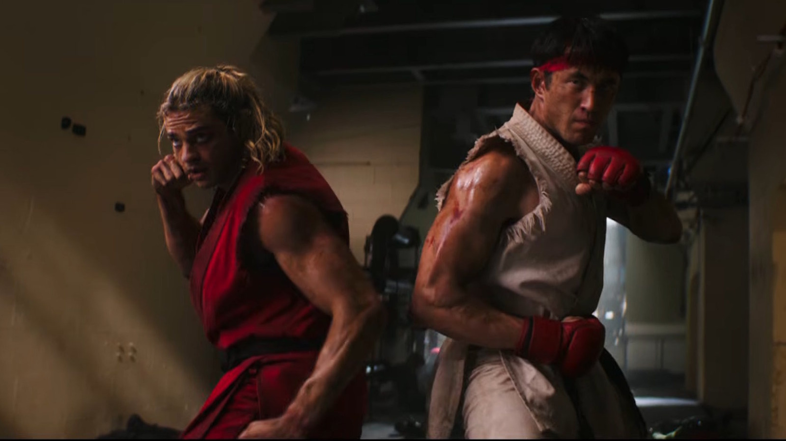 O novo trailer do filme de Street Fighter chegou e é pura e gloriosa loucura. O diretor Kitao Sakurai, conhecido por suas colaborações com Eric Andre, está abraçando totalmente a energia cafona, colorida e eletrizante da franquia clássica de luta. Hadoukens de verdade, Chun-Li soltando toda a sua fúria e um Blanka em CGI interpretado por Jason Momoa são só o começo dessa loucura.

Esse não é um filme tentando ser uma adaptação séria e pé no chão. É maximalismo cinematográfico que combina com a alegria absurda de Street Fighter, cheio de suor, cores vibrantes e golpes impossíveis. A Paramount perdeu a chance de colocar esse filme frente a frente com Mortal Kombat 2, mas, se o trailer é uma amostra, essa pode ser a adaptação de jogo de luta mais divertida dos últimos anos.