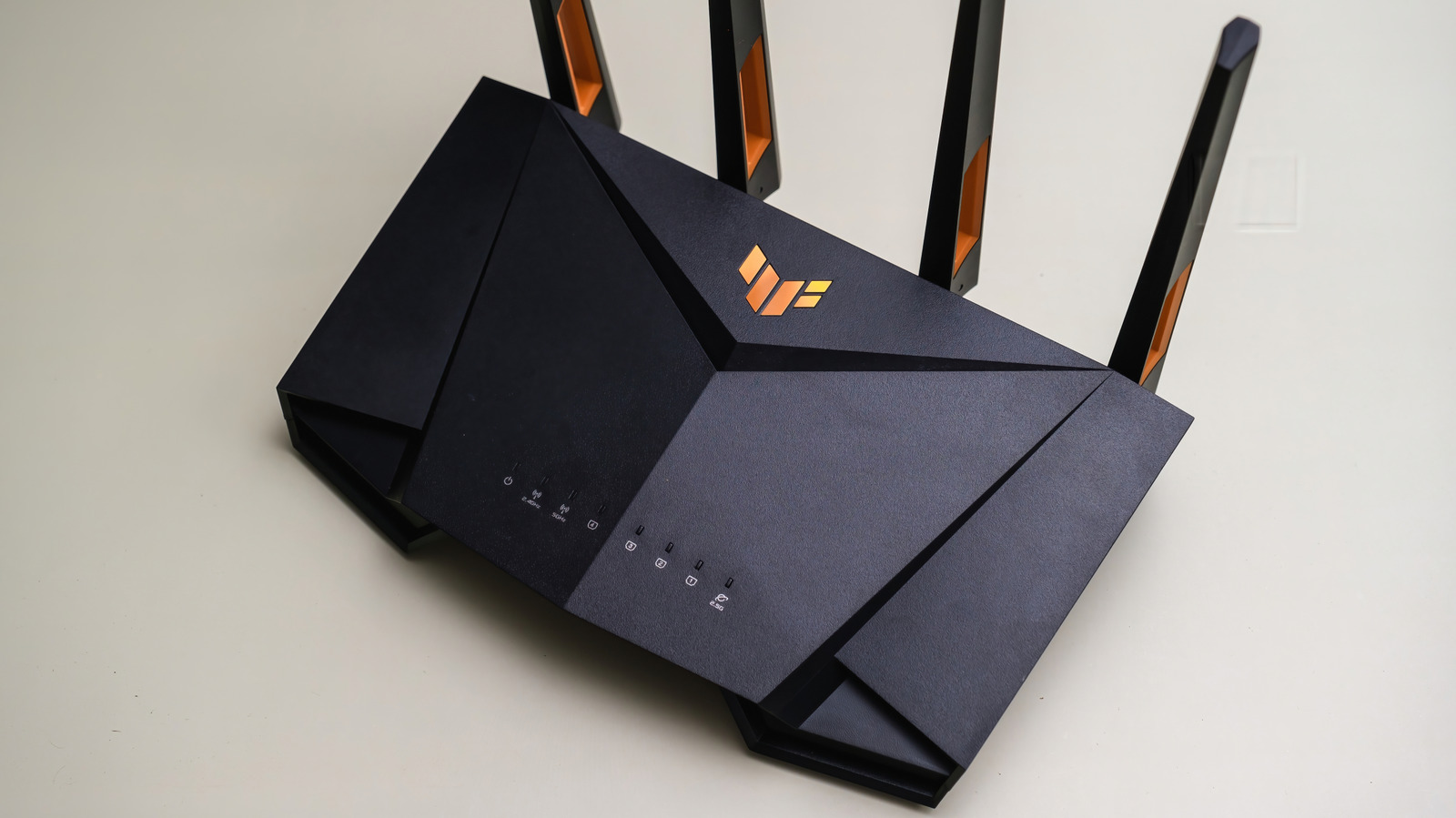Roteadores gamer não são completamente inúteis, mas o selo costuma custar caro sem fazer mágica. O Engadget explica o que realmente importa: Wi-Fi 7 potente, rádios tri-band, QoS, priorização de tráfego e painéis que colocam o jogo na frente quando a rede está congestionada.

O detalhe é que roteadores comuns, como os da TP-Link, podem entregar os mesmos recursos essenciais. Nenhum roteador resolve a distância até o servidor do jogo ou uma internet ruim. Antes de pagar mais pelo rótulo gamer, teste cabo, reposicione o roteador ou escolha um modelo padrão com QoS. O mercado de hardware adora um preço premium; invista em desempenho real, não em marketing.