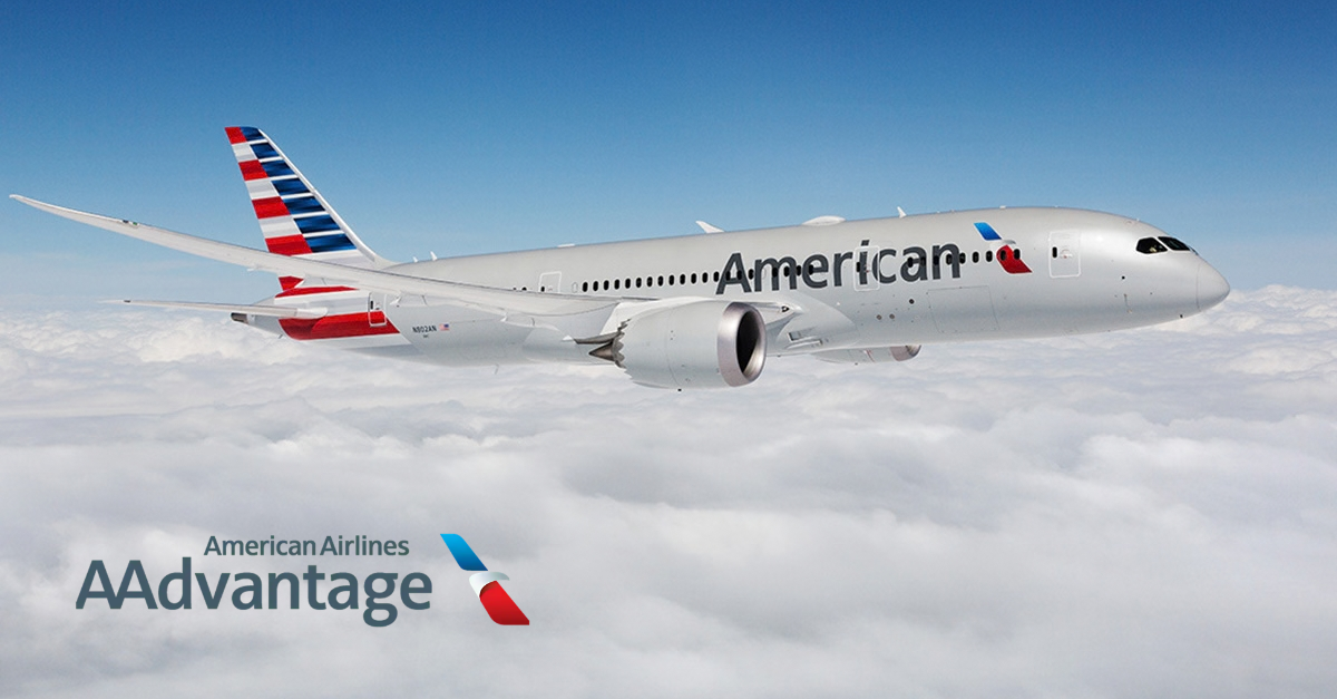 A American Airlines começou a liberar uma nova opção de pagamento para membros do AAdvantage: a possibilidade de combinar milhas e dinheiro na compra de passagens. A novidade será disponibilizada gradualmente nas próximas semanas pelo site e pelo aplicativo da companhia.

Para usar, o membro precisa estar logado, pesquisar o voo e selecionar inicialmente uma tarifa paga em dinheiro. Na etapa de pagamento, um controle permite escolher quanto pagar em milhas e quanto em dinheiro, com o valor total atualizado automaticamente. A American informa que a opção começa para membros elegíveis em voos domésticos nos Estados Unidos, excluindo Alaska e Havaí, com possibilidade de expansão para outras rotas.

A novidade faz parte de uma série de mudanças no AAdvantage ao longo de 2026, que também incluem novas formas de resgatar milhas por experiências e outros produtos e serviços. Para quem viaja com frequência, é mais flexibilidade, mas vale avaliar se o custo por mil milhas na diferença em dinheiro realmente compensa.