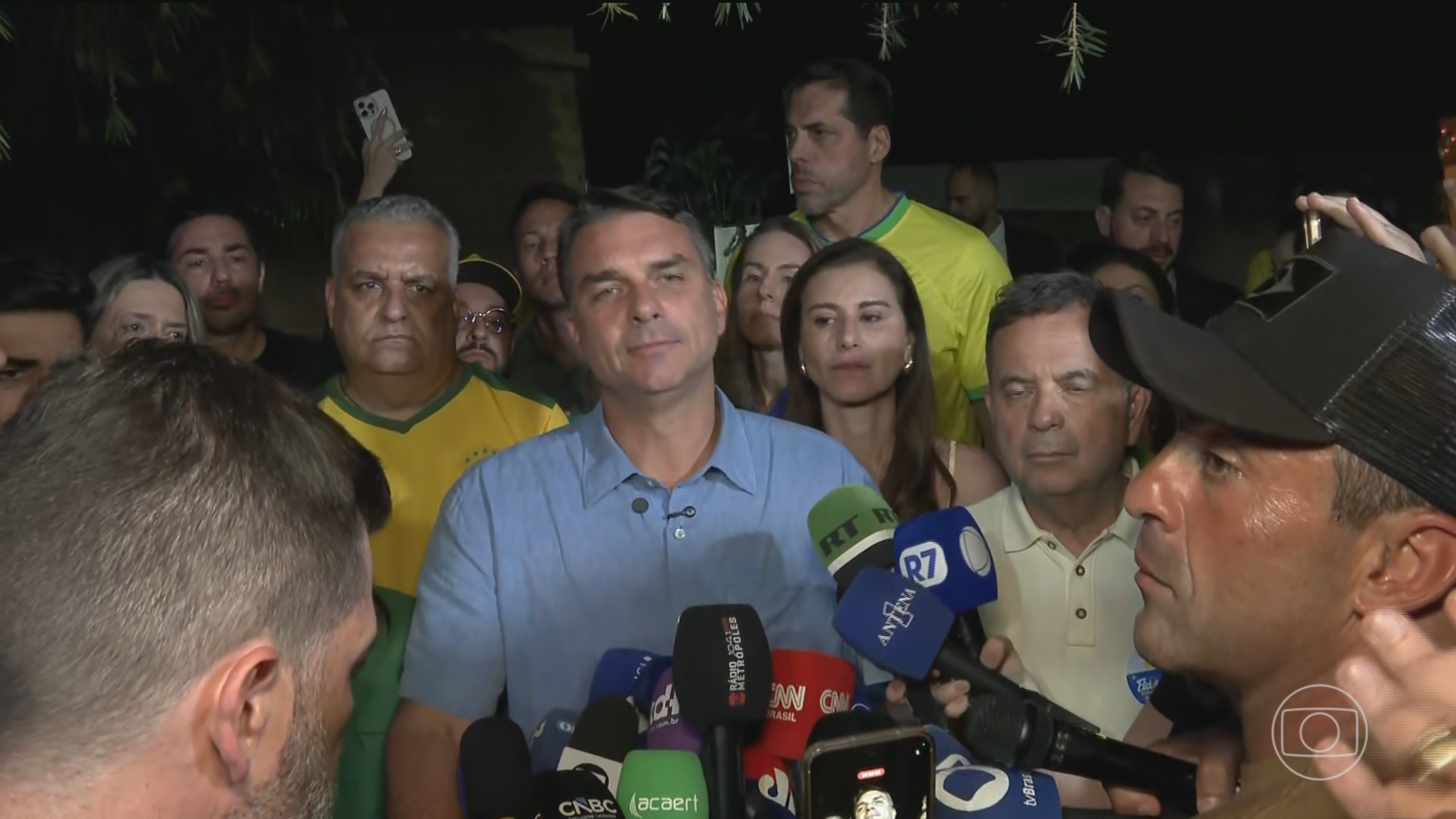 A eleição brasileira acaba de dar uma aula dura sobre o perigo dos deepfakes feitos com IA. Um vídeo que circula no Instagram, TikTok, X e WhatsApp mostra falsamente o candidato da extrema-direita Flávio Bolsonaro prometendo cortar o 13º salário, as aposentadorias e o Pé-de-Meia se eleito, tudo com áudio sintético e lábios perfeitamente sincronizados.

A equipe do Fato ou Fake, do g1, submeteu o material a duas ferramentas de detecção, que apontaram 83,1% e 99% de probabilidade de o áudio ter sido gerado por inteligência artificial. A cena verdadeira é uma entrevista tranquila após o primeiro turno, na qual o candidato apenas comemorou sua votação.

Com o Brasil indo para o segundo turno entre Bolsonaro e Lula, o caso escancara como a desinformação fabricada corre mais rápido que a verdade. O eleitor merece fatos verificáveis, não mentiras sintéticas criadas para sequestrar uma eleição.