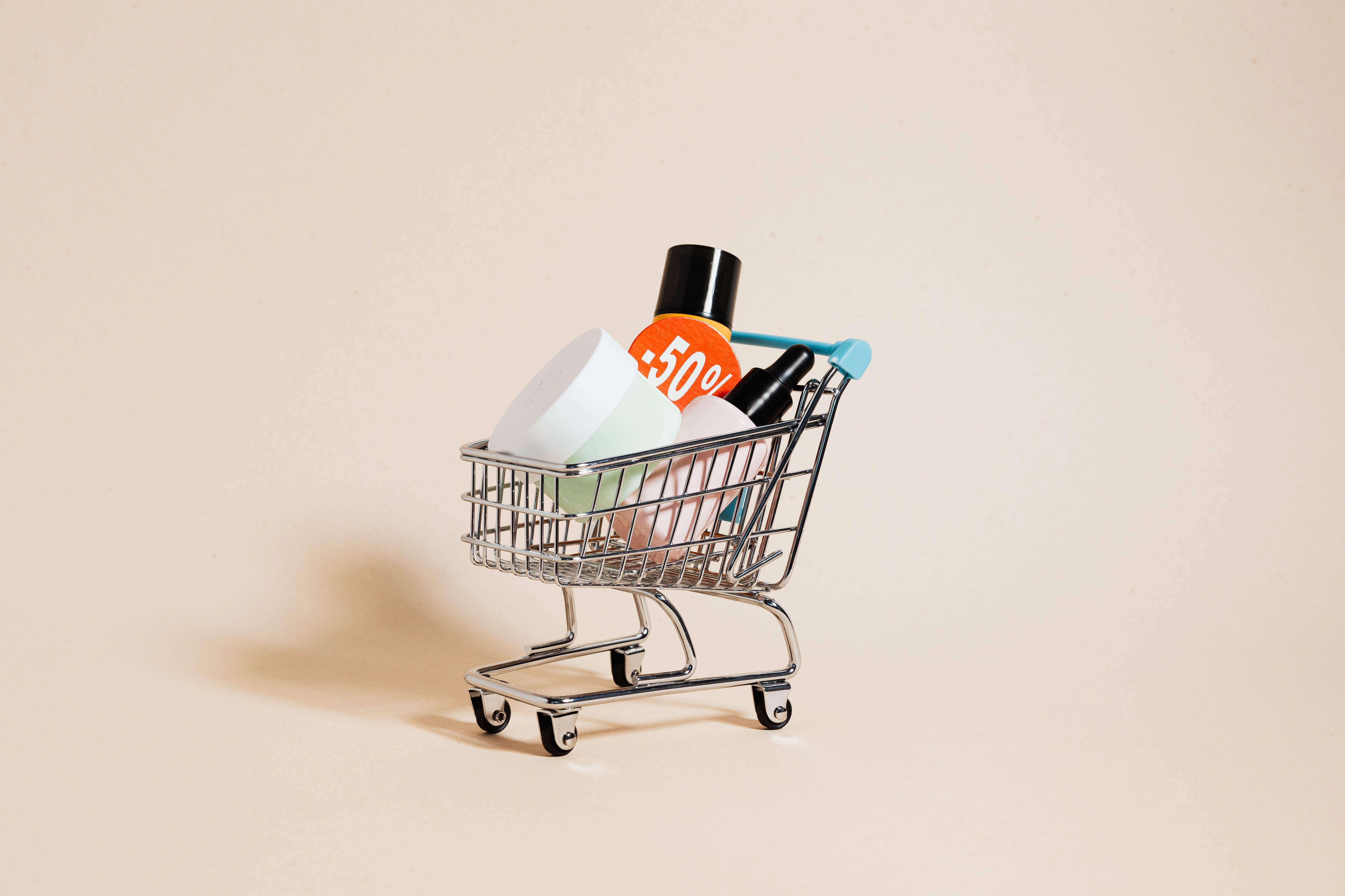 As datas duplas viraram um dos maiores momentos de compras online, e o 9.9 abre a maratona de descontos, cupons e cashback. O problema é que a empolgação também atrai golpistas. A regra é pesquisar bastante antes de comprar: compare preços, veja o histórico do produto e desconfie de ofertas milagrosas.

Antes de pagar, confira se o site é oficial, se a URL começa com https e se há cadeado. Prefira cartões virtuais temporários para reduzir o risco de clonagem e, no PIX, confirme se o destinatário é realmente a loja. Golpes com IA e deepfakes estão cada vez mais sofisticados, então desconfie de links compartilhados nas redes sociais e denuncie irregularidades ao Procon.