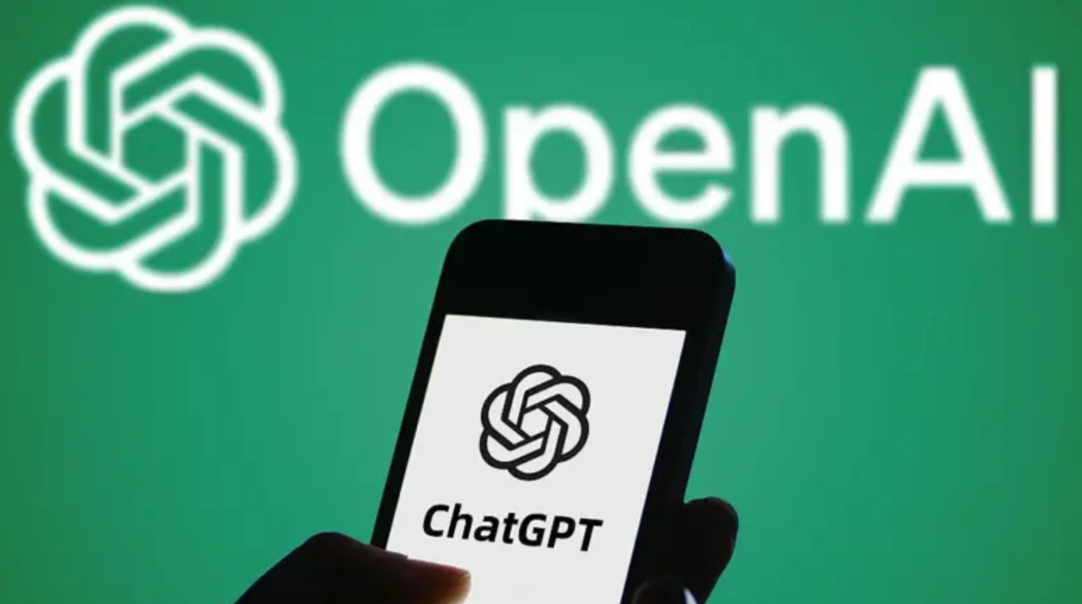 A OpenAI está lançando uma experiência exclusiva do ChatGPT para adolescentes, direcionando automaticamente usuários de 13 a 17 anos para uma versão mais segura e focada nos estudos. A atualização traz filtros de conteúdo, controle dos pais e um novo Modo Estudo, que orienta os alunos por perguntas e etapas em vez de entregar respostas prontas. Também há lembretes para pausas e restrições a linguagem romântica ou dependência emocional, reforçando que a IA não deve substituir relações humanas.

A novidade é um avanço importante para tornar o uso de IA generativa mais seguro entre jovens, sem deixar de apoiar o aprendizado e a criatividade. Com a parceria com a CodeAI, a OpenAI quer ensinar adolescentes a entender, questionar e usar IA com responsabilidade.