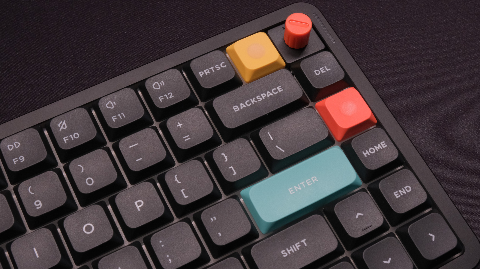 O duelo entre teclados com fio e sem fio ganhou um balde de água fria, e o veredito é bem mais dramático do que a maioria dos jogadores imagina. A latência do Bluetooth pode ser de apenas 8 milissegundos, mas costuma ultrapassar os 200 milissegundos, tempo mais que suficiente para transformar um headshot limpo em uma derrota amarga nos shooters competitivos.

A conexão de 2.4GHz com dongle surge como o ponto ideal, entregando velocidade quase equivalente ao cabo sem a bagunça dos fios, embora cada fabricante prenda o usuário ao seu próprio padrão proprietário. Para jogos por turnos e RPGs, onde a reação quase não importa, a conveniência do Bluetooth ainda vence, mas quem busca subir no ranking sazonal deve ficar com o cabo ou com o 2.4GHz.

A lição mais profunda é que velocidade de atuação, taxa de debounce e polling rate moldam a latência real, e os switches de efeito Hall já resolveram boa parte desses gargalos. Escolher o tipo de conexão deixou de ser só conforto e virou uma decisão competitiva de verdade.