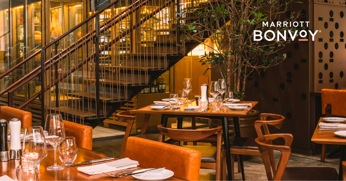O Marriott Bonvoy está transformando a paixão pela gastronomia em uma experiência inesquecível. Por meio da plataforma Marriott Bonvoy Moments, o programa de fidelidade está leiloando uma viagem gastronômica exclusiva em São Paulo, com direito a três noites no JW Marriott Hotel São Paulo.

O pacote dá acesso à final latino-americana e caribenha do Masters of the Craft 2026, competição que reúne os maiores talentos da gastronomia, confeitaria e bebidas da região. São dois pacotes disponíveis, ambos para duas pessoas, com lance inicial de 75.000 pontos Marriott Bonvoy.

A oportunidade é exclusiva para portadores dos cartões Bradesco Horizon Visa Infinite e Bradesco Marriott Bonvoy Visa Infinite, e promete uma semana inteira dedicada à criatividade culinária e à descoberta gastronômica em uma das cidades mais vibrantes do Brasil.