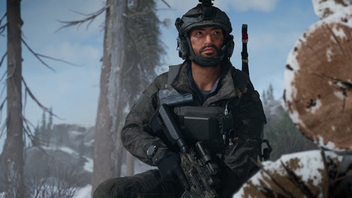 Call of Duty: Modern Warfare 4 acabou de ganhar um dos modos mais cruéis que a franquia já viu. O YOLO, sigla de you only live once, entrega uma única vida para a campanha inteira: morra uma vez, erre um salto ou acerte um civil por acidente e você volta para a cena de abertura sem nada. E detalhe: para liberar o modo, é preciso zerar a campanha inteira no Realism.

Mesmo assim, tem gente conseguindo. Um jogador relata ter fechado a run em cerca de 20 horas, apostando em cobertura pesada, deixando os companheiros controlados pela IA fazerem o trabalho e usando flashbangs e granadas para limpar grupos de inimigos. O trecho mais assustador é uma missão noturna em meio a uma invasão caótica, com civis e aliados espalhados pelo cenário, onde uma granada perdida encerra tudo. Ele atribui a sobrevivência a pura sorte e afirma que o desafio é praticamente impossível no controle, por causa do controle de recuo exigido em longa distância.

O detalhe mais divertido é a recompensa: terminar no YOLO rende apenas um Calling Card, um dos cosméticos de nível mais baixo do jogo. Ainda assim, é impossível desviar o olhar de quem aposta dezenas de horas em um único erro. Modern Warfare 4 chega em 23 de outubro para PC, PS5, Xbox Series X/S e Switch 2, e esse ranking de lendas só vai crescer.
