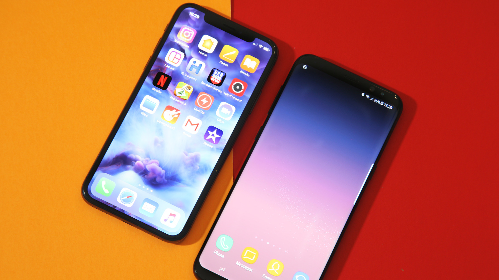 Aquele celular antigo esquecido na gaveta ainda pode ser muito útil. Com o aplicativo gratuito AlfredCamera, você pode transformá-lo em uma câmera de segurança completa em poucos minutos — sem fiação, sem habilidade especial e sem gastar dinheiro com uma câmera dedicada.

Aponte o celular antigo para uma entrada da casa, mantenha-o conectado à energia e use seu celular principal como visualizador ao vivo. O plano gratuito inclui alertas, modo noturno, conversa em duas vias e sirene, enquanto os planos pagos adicionam mais câmeras, armazenamento em nuvem e detecção inteligente.

Antes de configurar, faça uma restauração de fábrica no dispositivo antigo para limpar dados pessoais e proteger sua privacidade. É uma forma inteligente e econômica de reutilizar hardware antigo e reforçar a segurança da sua casa.
