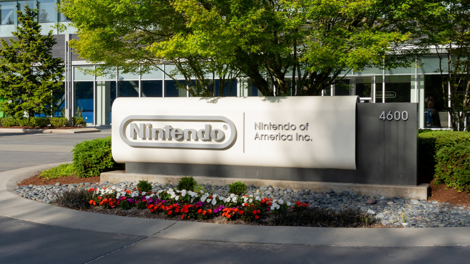 A Nintendo of America conquistou US$ 4,5 milhões em indenização após processar James Williams, conhecido online como Archbox, por administrar lojas piratas recheadas de jogos de Switch. O subreddit ligado a ele continua no ar, mas a batalha judicial acabou, e agora as lojas estão com os dias contados.

E tem reviravolta: a vitória veio quase automática. Williams não apareceu para se defender, então a Justiça concedeu uma decisão por revelia e ordenou que ele desative imediatamente o acesso a todas as lojas que controla.

É mais um capítulo da campanha jurídica famosa da Nintendo, conhecida por agir com mão pesada. A empresa protege o próprio catálogo com unhas e dentes, mas a ofensiva reacende o debate sobre se gigantes corporativos deveriam caçar piratas individuais dessa forma em vez de oferecer maneiras justas, acessíveis e baratas de comprar os jogos que os fãs amam.