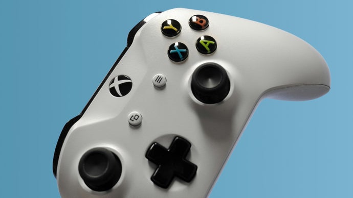 O futuro da Xbox está tomando forma, e os relatos são explosivos: o Project Helix deve chegar no fim de 2028 com preço projetado entre US$ 1.200 e US$ 1.800. É um valor altíssimo para um console, enquanto prazos de desenvolvimento supostamente são antecipados e equipes ficam sob pressão para usar IA e cumprir o novo cronograma.

Mas a história real é quem paga pela reestruturação. A Xbox estaria planejando demissões em outubro, novembro e janeiro, deixando funcionários desmoralizados e esperando para saber se serão os próximos. O Game Pass também enfrenta uma reformulação em camadas depois que os assinantes ficaram abaixo de 50% da meta original, e rumores de venda ou cisão continuam circulando. Um console de US$ 1.800 não pode ser a manchete enquanto os trabalhadores absorvem o risco.

Com um portátil de nova geração previsto para o fim do próximo ano e o lançamento completo do console mirando as festas de 2028, a Xbox aposta alto em hardware e assinaturas. A indústria precisa de estúdios sustentáveis e empregos seguros, não de mais uma onda de cortes disfarçada de reset.
