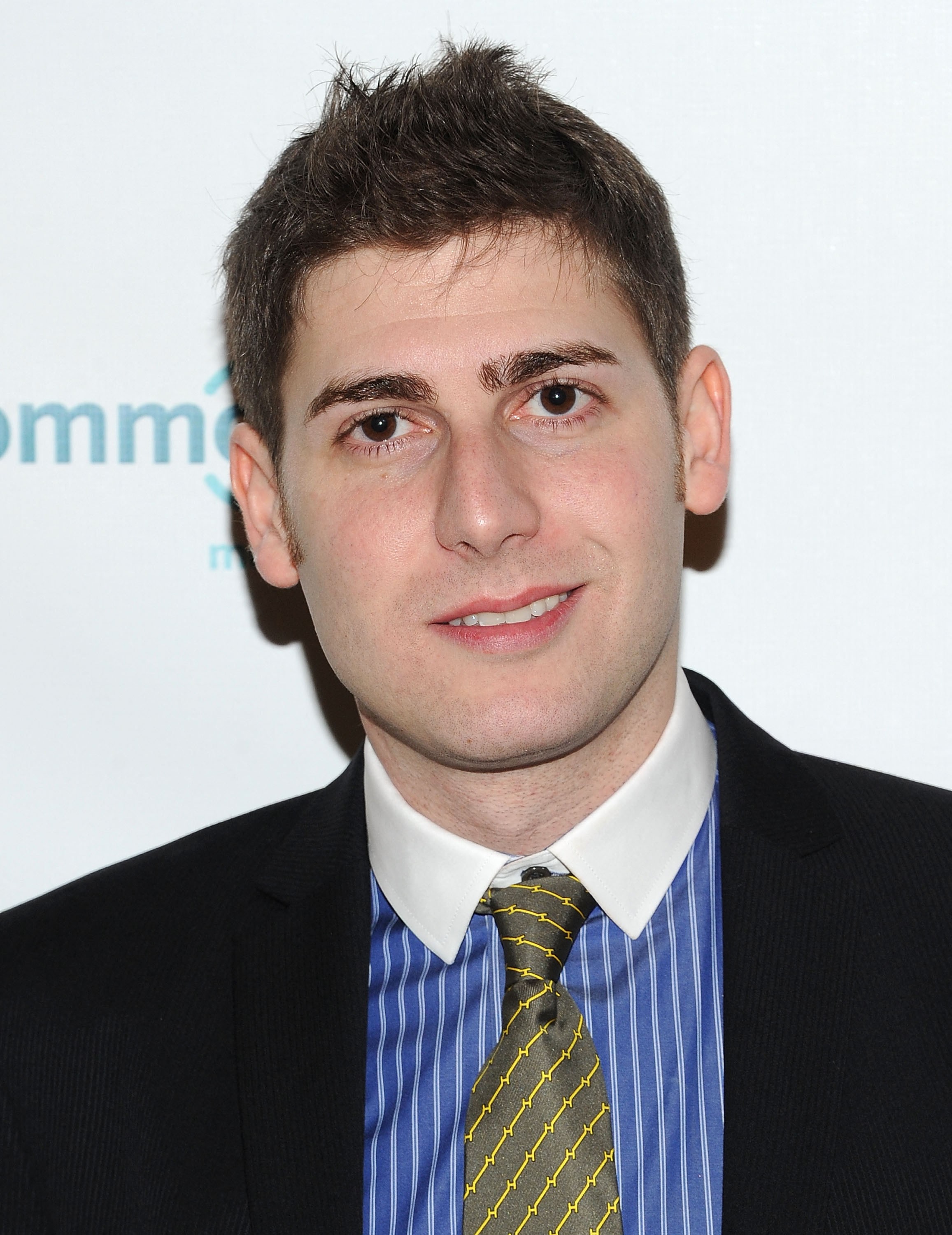 Eduardo Saverin, cofundador brasileiro do Facebook, é o brasileiro mais rico da lista de bilionários da Forbes. Da época em Harvard ao lado de Mark Zuckerberg até a disputa judicial que inspirou A Rede Social, a trajetória de Saverin é marcada por drama, ambição e bilhões.

Depois de ser afastado do dia a dia do Facebook, Saverin reconstruiu seu império em Singapura. Hoje, lidera a B Capital, gestora global com mais de US$ 7 bilhões em ativos, investindo em startups de tecnologia, saúde e clima. Uma história de recomeço e fortuna bilionária.