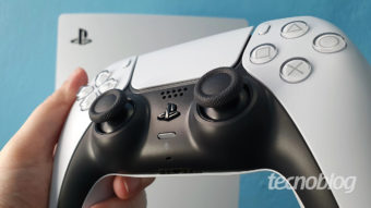 O PlayStation 6 ainda nem foi anunciado, mas o mercado já desenha um preço indigesto. O informante de hardware KeplerL2 afirma que apenas a memória RAM e o armazenamento NAND podem custar à Sony cerca de US$ 680 por console, algo perto de R$ 3,4 mil em conversão direta, sem contar processador, refrigeração, controle ou embalagem.

O contexto explica e agrava o problema. A TrendForce projeta altas de até 15% nos preços contratuais de DRAM no quarto trimestre de 2026, com NAND flash subindo entre 15% e 20%, porque as fabricantes seguem priorizando a demanda de servidores de IA em vez do hardware de consumo. A Sony já disse a investidores que não pretende absorver os custos dos componentes nem vender hardware com prejuízo significativo, e a conta cai no colo de quem joga.

Analistas ainda divergem sobre a possibilidade de o console passar mesmo dos US$ 1 mil, e não há preço nem data oficiais, com rumores apontando anúncio em 2028. Mas a tendência é difícil de ignorar: depois do reajuste do PS5 no Brasil, uma nova geração acima de R$ 8 mil transformaria o hobby em artigo de luxo enquanto estúdios continuam demitindo para proteger margens.