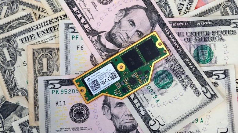 A RAMpocalipse chegou. Em apenas 18 meses, um kit com dois módulos de 16GB DDR5-4800 saltou de menos de US$ 100 para mais de US$ 400, e um kit de 32GB DDR5-6000 de ponta já custa mais de US$ 1.200. O motivo? Empresas de IA estão comprando a capacidade inteira das fábricas para abastecer data centers gigantes, enquanto a produção de HBM consome cerca de três vezes mais wafers que a DRAM comum.

Fabricantes como Samsung, SK Hynix e Micron lucram muito, enquanto o consumidor paga a conta. A Micron até encerrou sua marca Crucial para correr atrás do dinheiro da IA, e executivos do setor preveem que a escassez pode durar além de 2027. Se você pretende montar um PC, talvez seja hora de garantir sua memória RAM antes que os preços subam ainda mais.