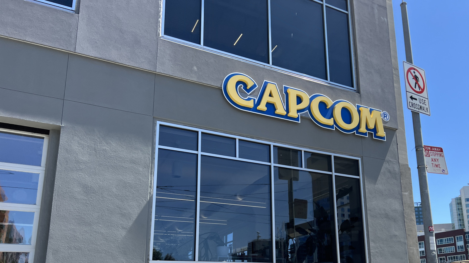 A Capcom confirmou um incidente grave de segurança cibernética envolvendo o serviço Capcom ID, com acesso não autorizado de terceiros que afetou mais de 11,7 milhões de usuários. O vazamento expôs e-mails de contas e, em um número menor de casos, detalhes adicionais de perfil como data de nascimento, gênero, país ou região e apelidos.

A empresa afirma que informações de cartão de crédito não fizeram parte do incidente e que o Capcom ID continua disponível para serviços como o modo online de Street Fighter 6. Ainda assim, usuários devem ficar atentos a e-mails de phishing que podem se passar pela Capcom e tentar explorar os dados vazados.

O caso é um alerta sério de que contas de jogos podem ser alvos valiosos para criminosos digitais. Jogadores devem revisar a segurança das contas, usar senhas fortes e únicas e desconfiar de mensagens suspeitas.
