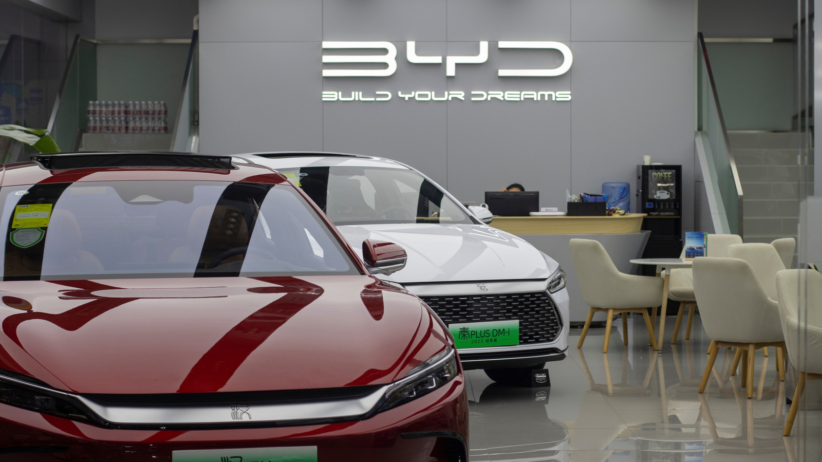 A BYD está acelerando na corrida para revolucionar os veículos elétricos. A montadora chinesa afirma que sua tecnologia de bateria de estado sólido está quase pronta para as ruas, com o primeiro modelo equipado com essa inovação chegando em 2027.

As baterias de estado sólido prometem maior autonomia, carregamento mais rápido e mais segurança ao substituir eletrólitos líquidos por sólidos. A BYD diz estar em posição de liderança tanto na comercialização quanto na tecnologia, embora os primeiros veículos sejam modelos de alto padrão devido ao custo atual.

A concorrência é acirrada, com Toyota, Mercedes-Benz, Stellantis e Honda correndo para lançar baterias de estado sólido. A afirmação ousada da BYD sinaliza um grande avanço na revolução dos VE.