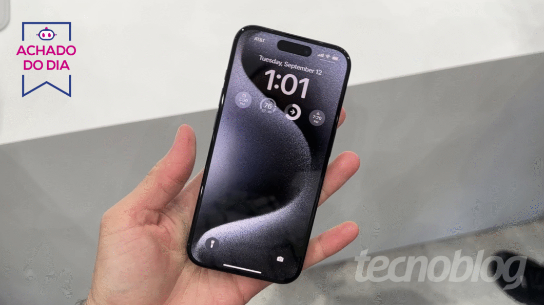 O iPhone 15 com 256 GB acaba de atingir uma das melhores ofertas do ano na Amazon, saindo por R$ 4.210,15 no Pix. São 48% de desconto frente ao preço original de R$ 8.099, o menor valor visto para esse modelo desde março.

Por esse preço, o iPhone 15 se firma como a opção de melhor custo-benefício entre os iPhones atuais. Ele traz tela Super Retina XDR OLED de 6,1 polegadas com brilho de até 2.000 nits, processador A16 Bionic para rodar jogos pesados e multitarefa sem travar, além de câmera traseira dupla com sensor principal de 48 MP e ultrawide de 12 MP.

Diferente do iPhone 17e, ele mantém a Dynamic Island, tem resistência IP68 contra água e poeira e oferece 256 GB de armazenamento interno para fotos, vídeos e aplicativos. O único ponto fraco é a ausência de suporte ao Apple Intelligence. Se você esperava um sinal para trocar de celular, ele chegou.