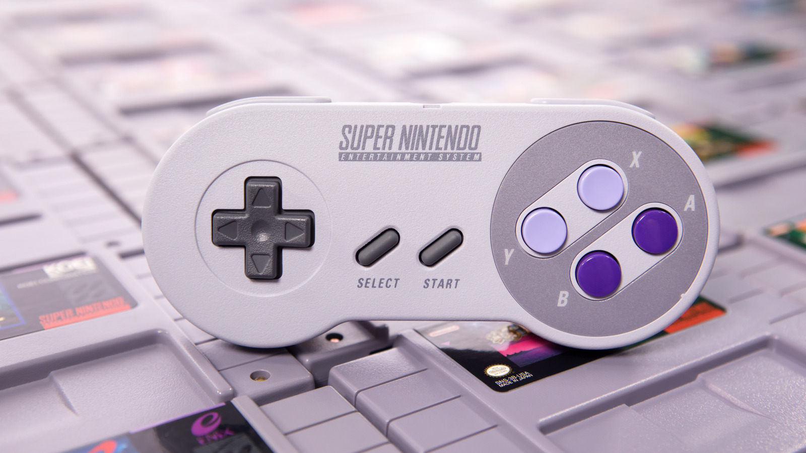 O catálogo do SNES é lendário, mas em 2026 encontrar cartuchos originais pode custar uma pequena fortuna. Uma análise do Engadget explica como escassez, nostalgia e demanda de colecionadores impulsionam preços de clássicos como Earthbound e A Link to the Past.

Não é só oferta e demanda: o retrogaming virou um mercado especulativo, com revendedores e colecionadores tratando jogos amados como ativos. Isso deixa a preservação e o acesso justo em segundo plano, e mostra que a cultura gamer não deveria ter preço de ação de luxo.

Se você quer revisitar a era 16-bit, emulação e relançamentos são caminhos válidos, mas o hardware original merece respeito. A conversa precisa priorizar manter os jogos vivos para todos, não apenas para quem tem bolsos fundos.