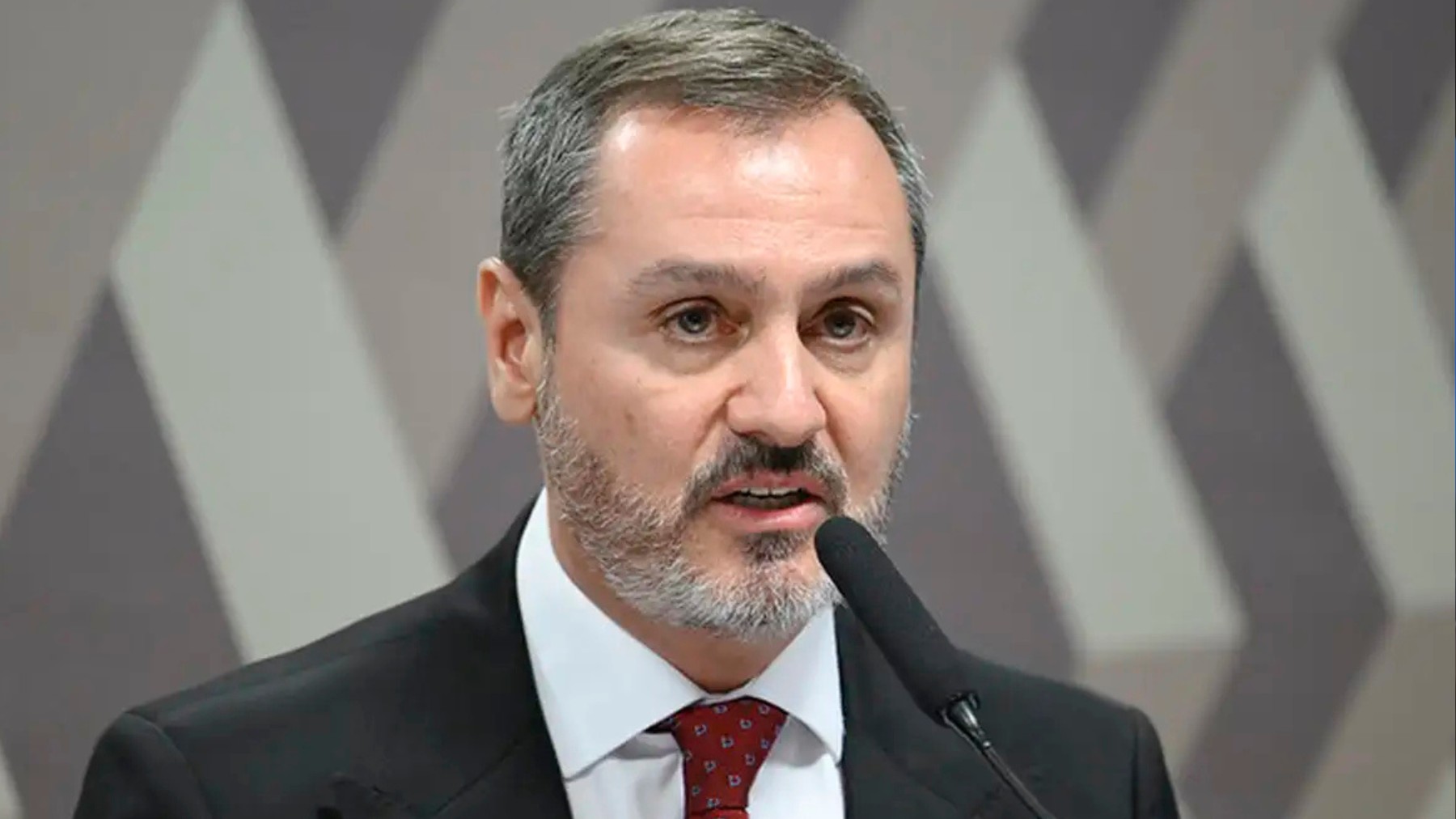 O presidente do Supremo Tribunal Federal, Edson Fachin, convocou uma reunião com a Polícia Federal para tratar das menções explosivas a ministros da Corte na investigação do Banco Master. O gesto sinaliza que ninguém está acima da lei e que toda alegação será apurada com rigor.

Fachin exigiu transparência total e respeito estrito às normas constitucionais, reforçando que qualquer indício deve ser investigado sem exceção. O caso já envolve os ministros Dias Toffoli, Alexandre de Moraes, Luiz Fux e Kássio Nunes Marques, levantando questões urgentes sobre independência judicial e responsabilidade.

Este é um teste decisivo para as instituições brasileiras. A população merece uma apuração séria, imparcial e comprometida com o Estado de direito, sem blindagem para poderosos.