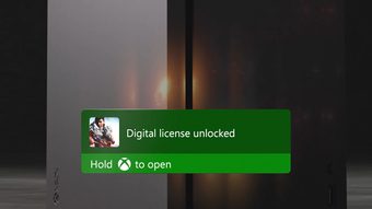 A Xbox liberou oficialmente o Disc-to-Digital, recurso que vincula a licença gravada em discos físicos selecionados de Xbox One e Xbox Series X à sua conta, permitindo instalar e jogar sem deixar a mídia no leitor. A opção aparece automaticamente ao inserir um jogo compatível, e basta confirmar o resgate para registrar a licença.

A novidade chega justamente quando a indústria caminha para a digitalização total, e isso levanta perguntas duras sobre quem realmente controla os jogos que compramos. Guardar a biblioteca na loja de uma corporação significa que a mesma publisher que fecha estúdios por não bater meta de lucro também decide se a sua coleção continuará jogável daqui a alguns anos.

Jogar sem trocar de disco é realmente prático, e cópias usadas seguem funcionando porque a licença acompanha a mídia física. Mas a disputa maior sobre propriedade, preservação e condições de trabalho de quem desenvolve está longe de acabar, e os jogadores devem continuar pressionando contra um modelo que troca segurança criativa por lucro trimestral.