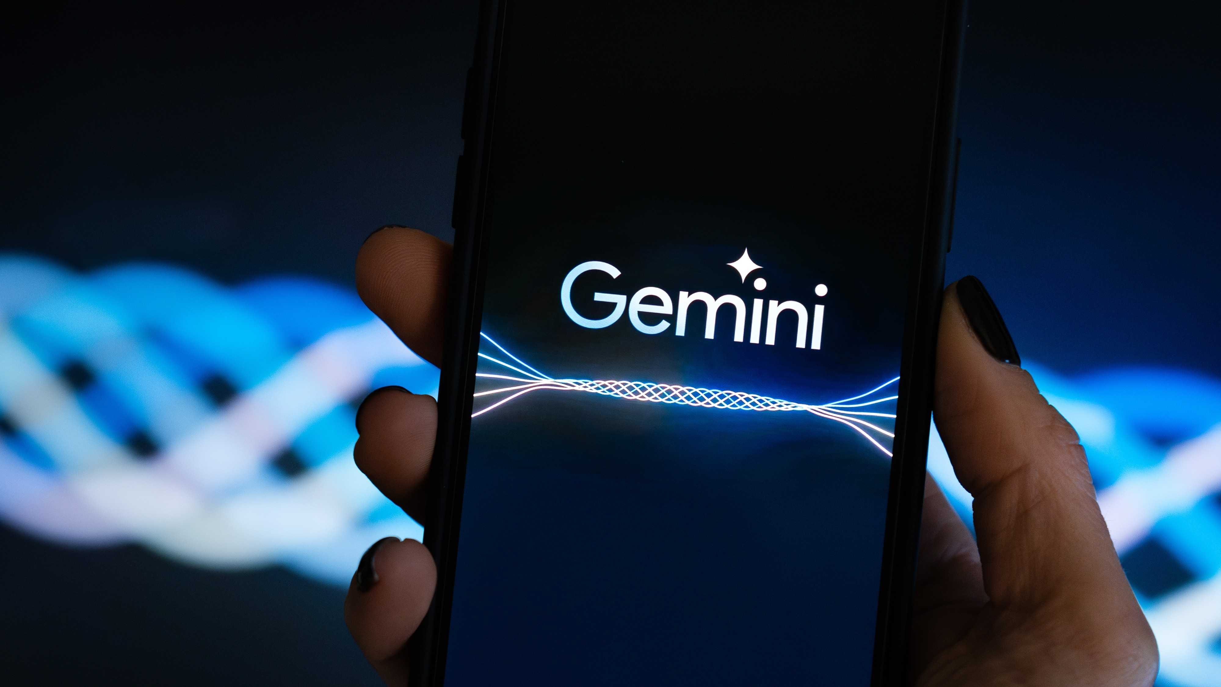 O Google acaba de dar um passo ousado para dominar a camada de agentes de IA corporativos. No evento Gemini at Work 2026, a empresa apresentou um agente universal e uma API que podem ser acionados a partir de uma simples caixa de prompt, conectando-se a habilidades, ferramentas e sistemas empresariais para realizar tarefas de forma autônoma ao longo de dias, sessões e dispositivos.

O agente oferece acesso onipresente em iOS, Android, Windows, Mac, Workspace, Microsoft 365, Slack e até ambientes sem interface. Ele pode criar subagentes, orquestrar fluxos de trabalho complexos e escolher o melhor modelo para cada tarefa, do Gemini ao Claude. Com identidade, permissões, governança e trilhas de auditoria integradas, o Google se posiciona como o guardião do novo sistema operacional corporativo movido por IA.