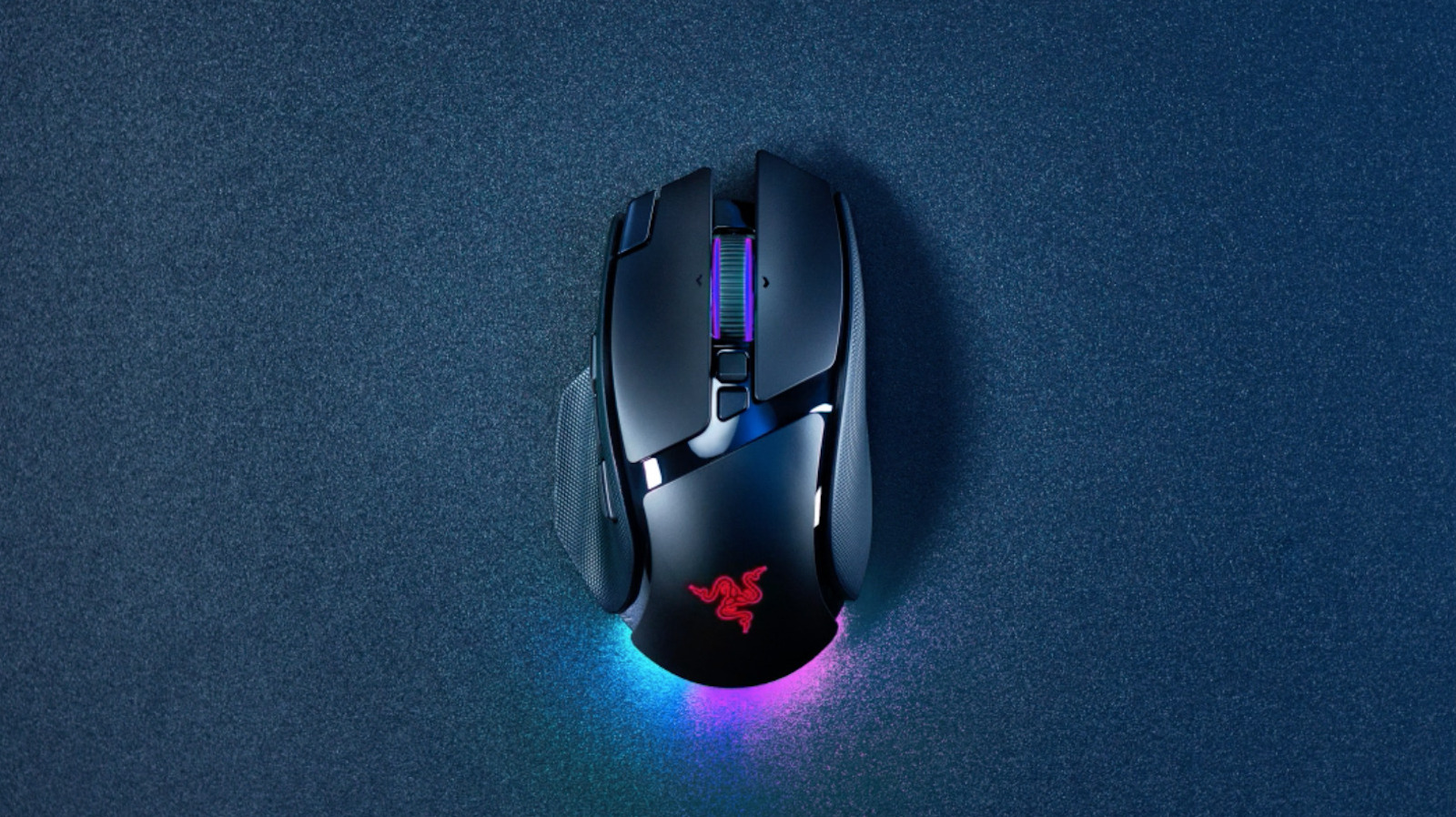 A Razer ampliou sua linha Basilisk com dois novos mouses gamer e uma base de carregamento nova. O destaque é o Basilisk V4 Pro, o novo modelo topo de linha da empresa, feito para jogadores competitivos que querem cada vantagem possível.

O V4 Pro adiciona dois botões laterais e reposiciona o gatilho multifunção para um alcance mais natural, chegando a 14 controles personalizáveis. A nova HyperScroll Tilt Wheel Gen 2 oferece rolagem de 24 passos, modo de precisão de 48 passos e giro livre, enquanto o sensor óptico sobe para 50.000 DPI com polling de 8.000Hz tanto no modo sem fio quanto no com fio. A bateria chega a até 275 horas via Bluetooth e 200 horas via Wi-Fi, e o RGB Chroma reage aos jogos compatíveis em tempo real.

O Basilisk V4 HyperSpeed traz um conjunto mais enxuto, com sensor de 33K, roda de rolagem inclinável em 4 direções e cerca de uma dúzia de controles personalizáveis, enquanto o Mouse Dock V2 Pro adiciona carregamento sem fio magnético. Especificações impressionantes, claro, mas seria bom ver a Razer investir tanto nos desenvolvedores e trabalhadores por trás do ecossistema quanto investe em números chamativos e preços salgados.